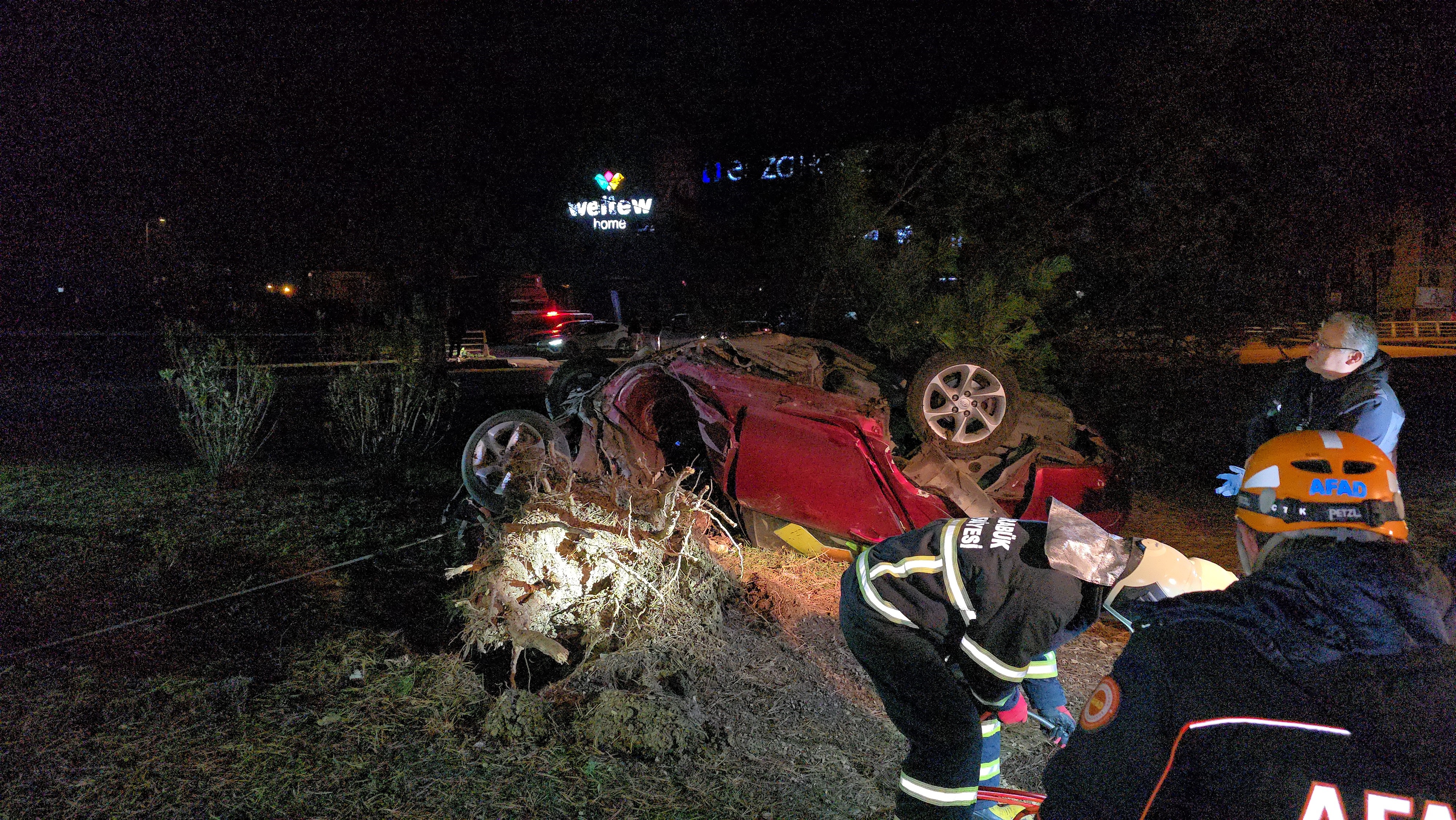 Ağaca Çarpan Otomobil Kağıt Gibi Ezildi Sürücü Feci Şekilde Öldü (5)