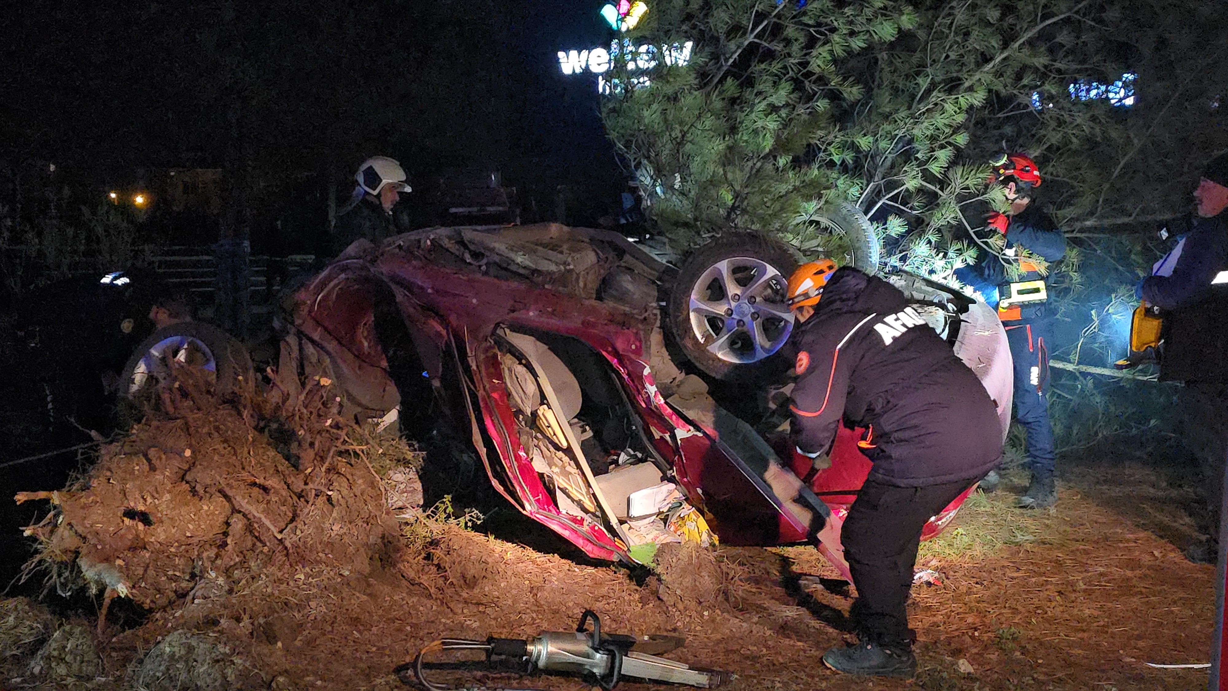 Ağaca Çarpan Otomobil Kağıt Gibi Ezildi Sürücü Feci Şekilde Öldü (6)