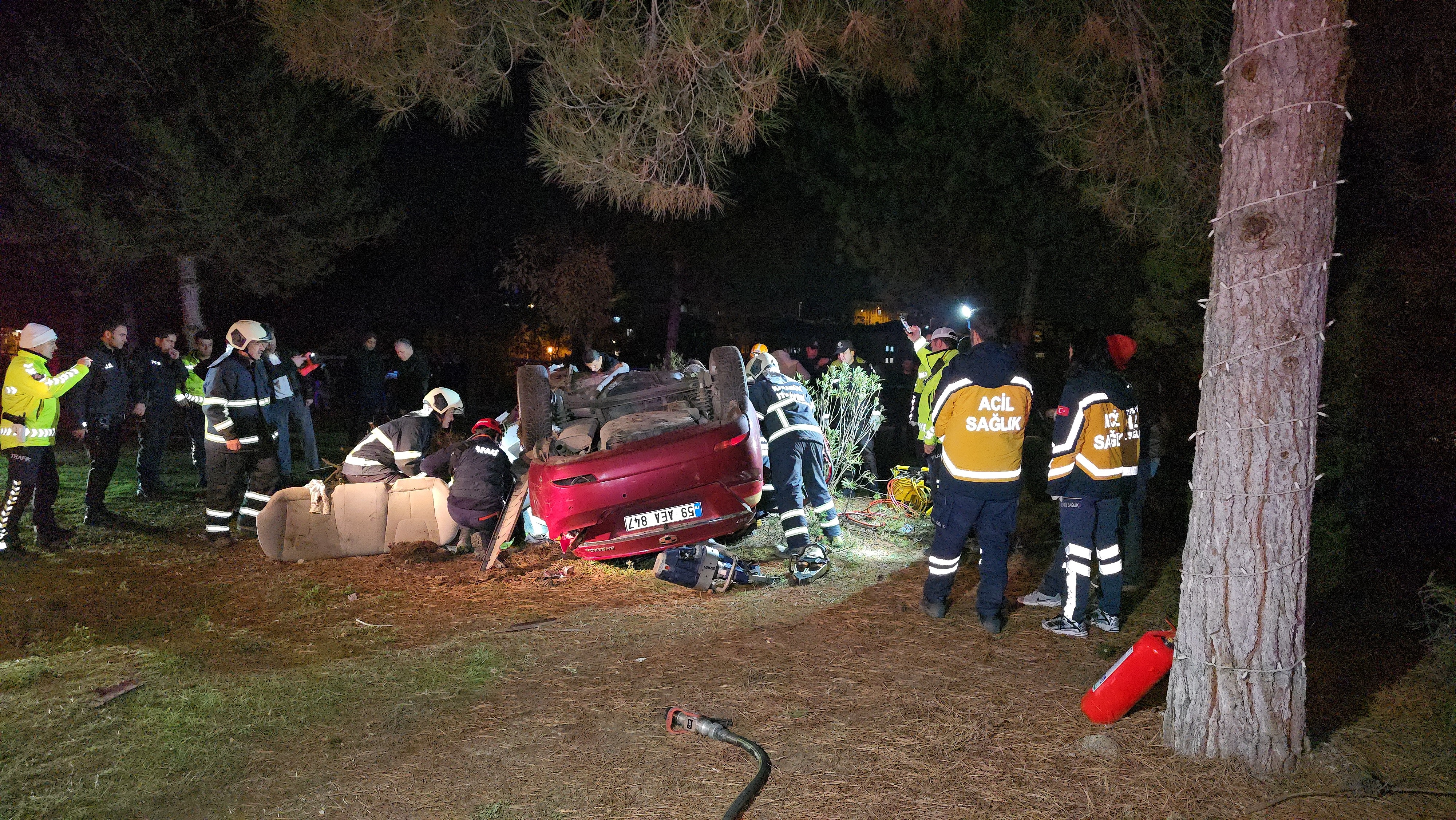 Ağaca Çarpan Otomobil Kağıt Gibi Ezildi Sürücü Feci Şekilde Öldü (7)