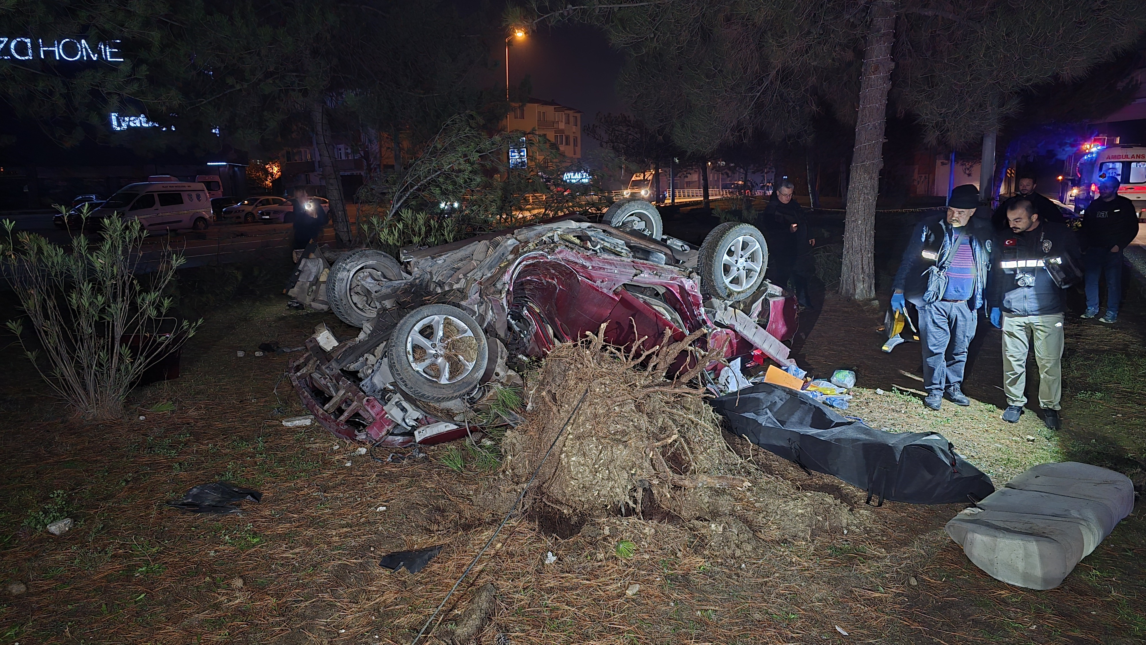 Ağaca Çarpan Otomobil Kağıt Gibi Ezildi Sürücü Feci Şekilde Öldü (8)