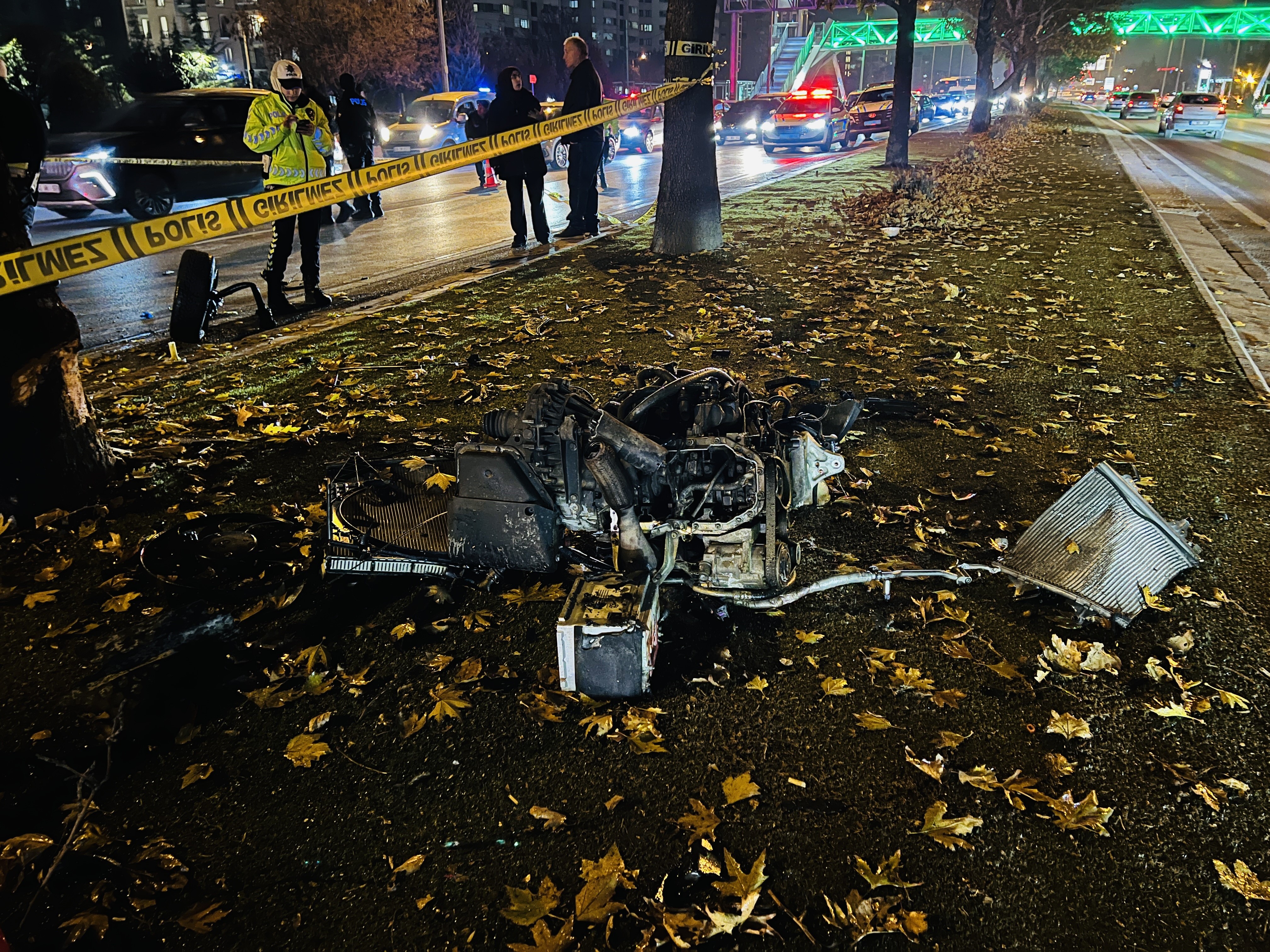 Ağaca Çarpıp Alev Alan Araçtan Son Anda Çıkarıldılar! 1’I Ağır 2 Yaralı (4)