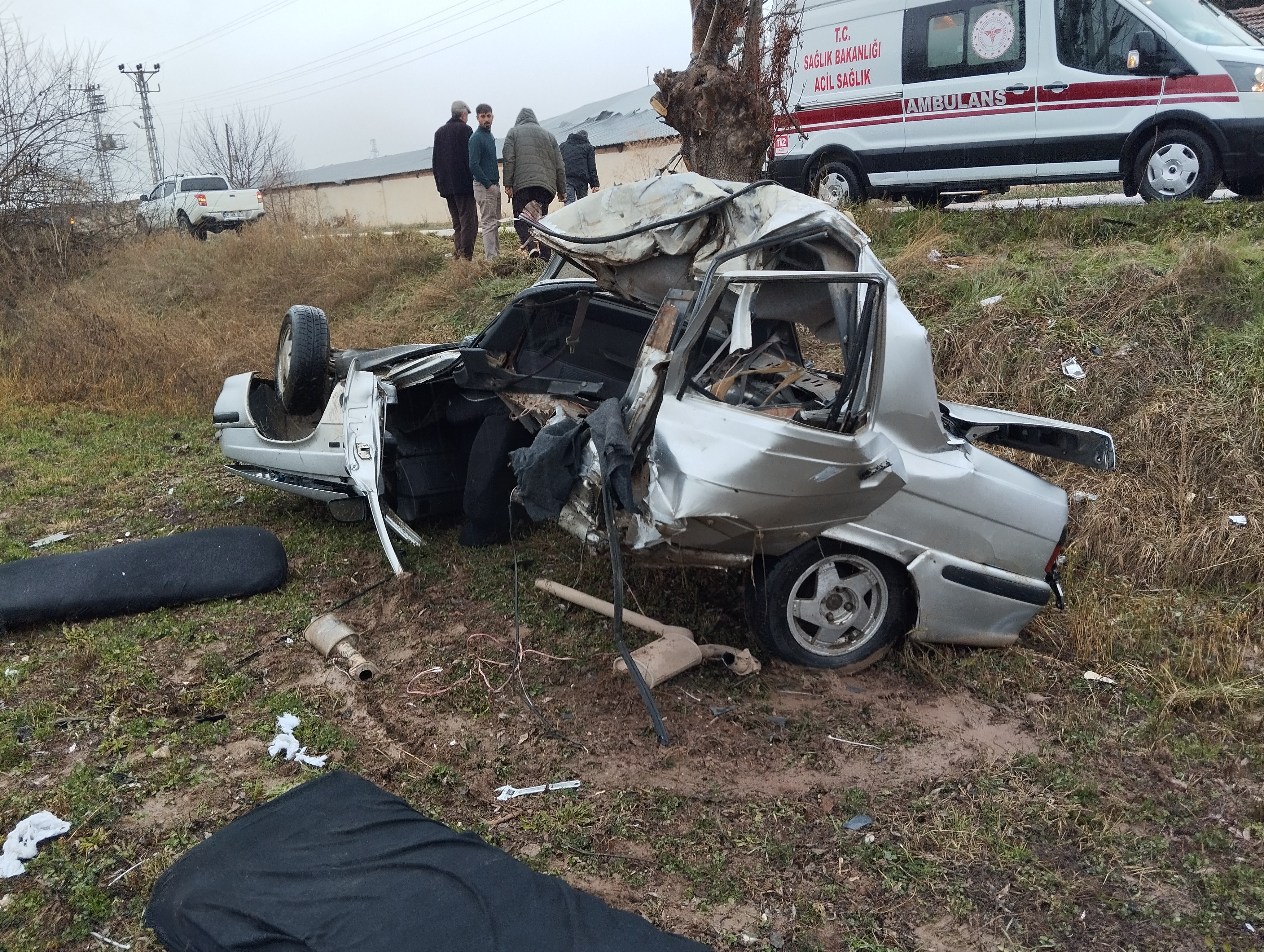 Ağaca Çarpıp Ikiye Bölünen Araçtan Acı Haber! Genç Sürücü Hayatını Kaybetti (3)