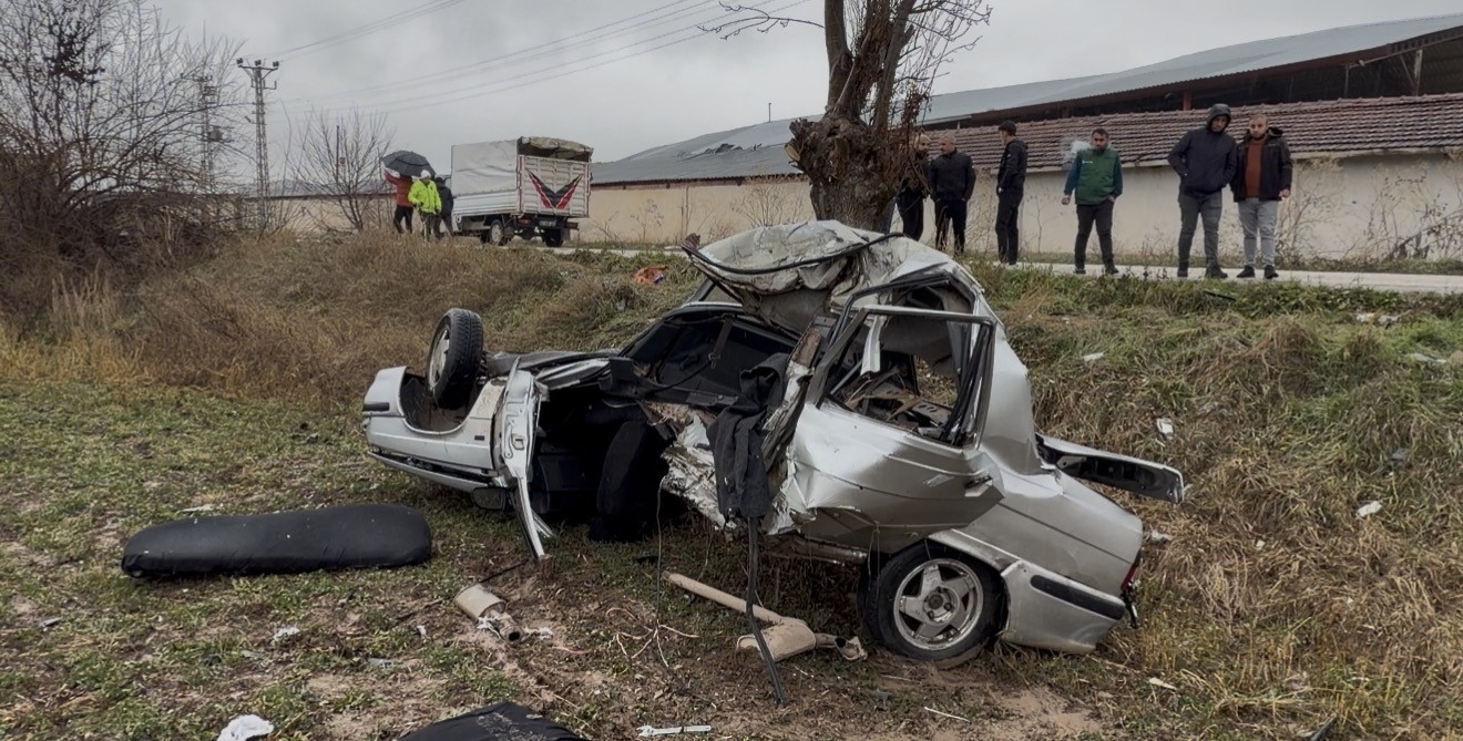 Ağaca Çarpıp Ikiye Bölünen Araçtan Acı Haber! Genç Sürücü Hayatını Kaybetti (4)