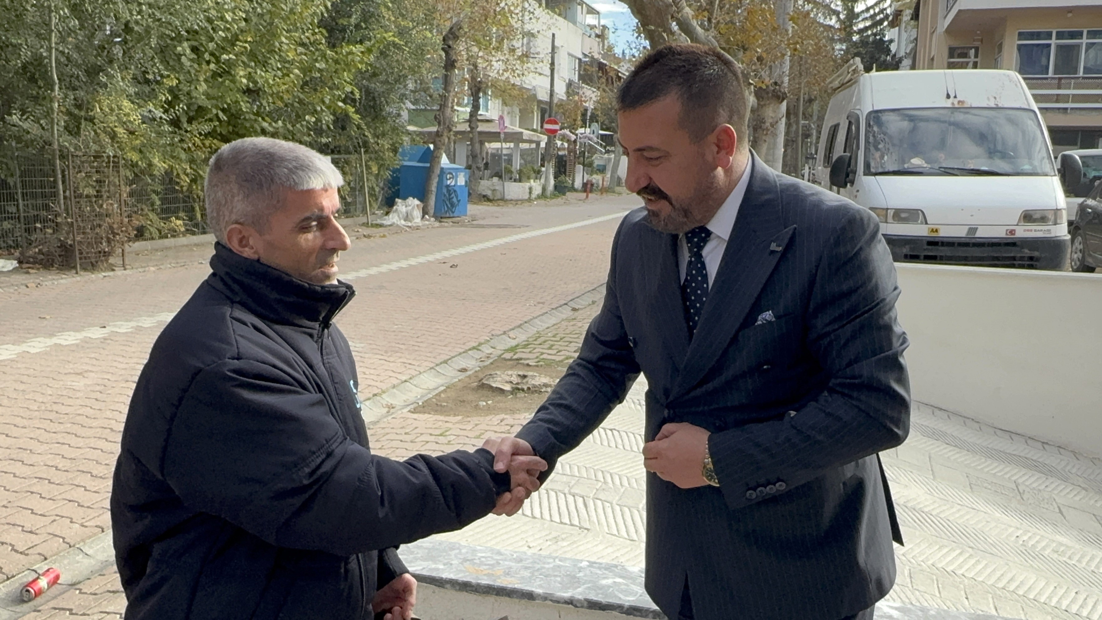 Ağacın Dibinde 60 Bin Dolar Buldu Temizlik Görevlisinin Dürüstlüğü Takdir Topladı (2)