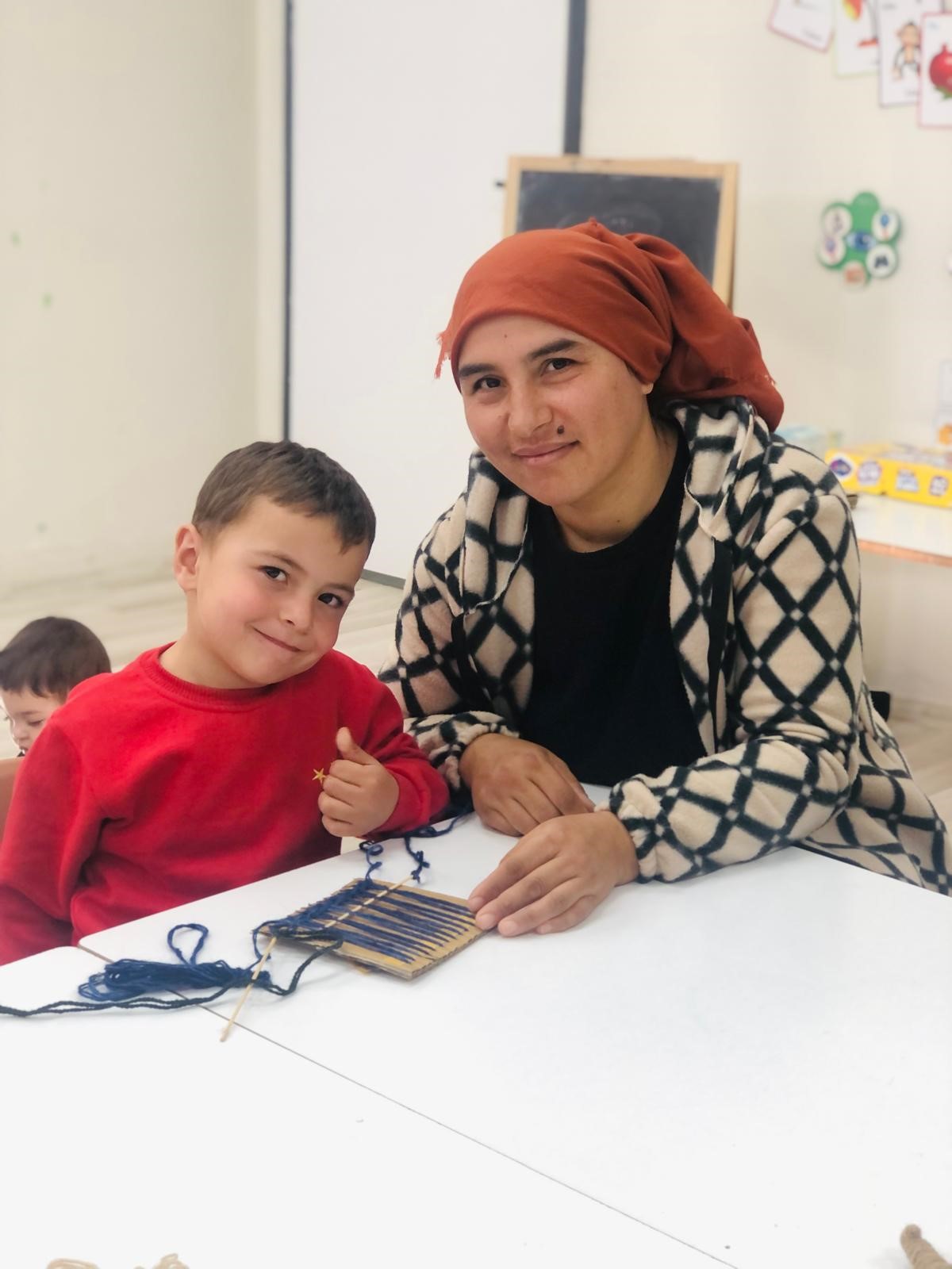 Aile Yilina Yakisan Etkinlik Anne Ve Cocuklar Kilim Dokudu (2)