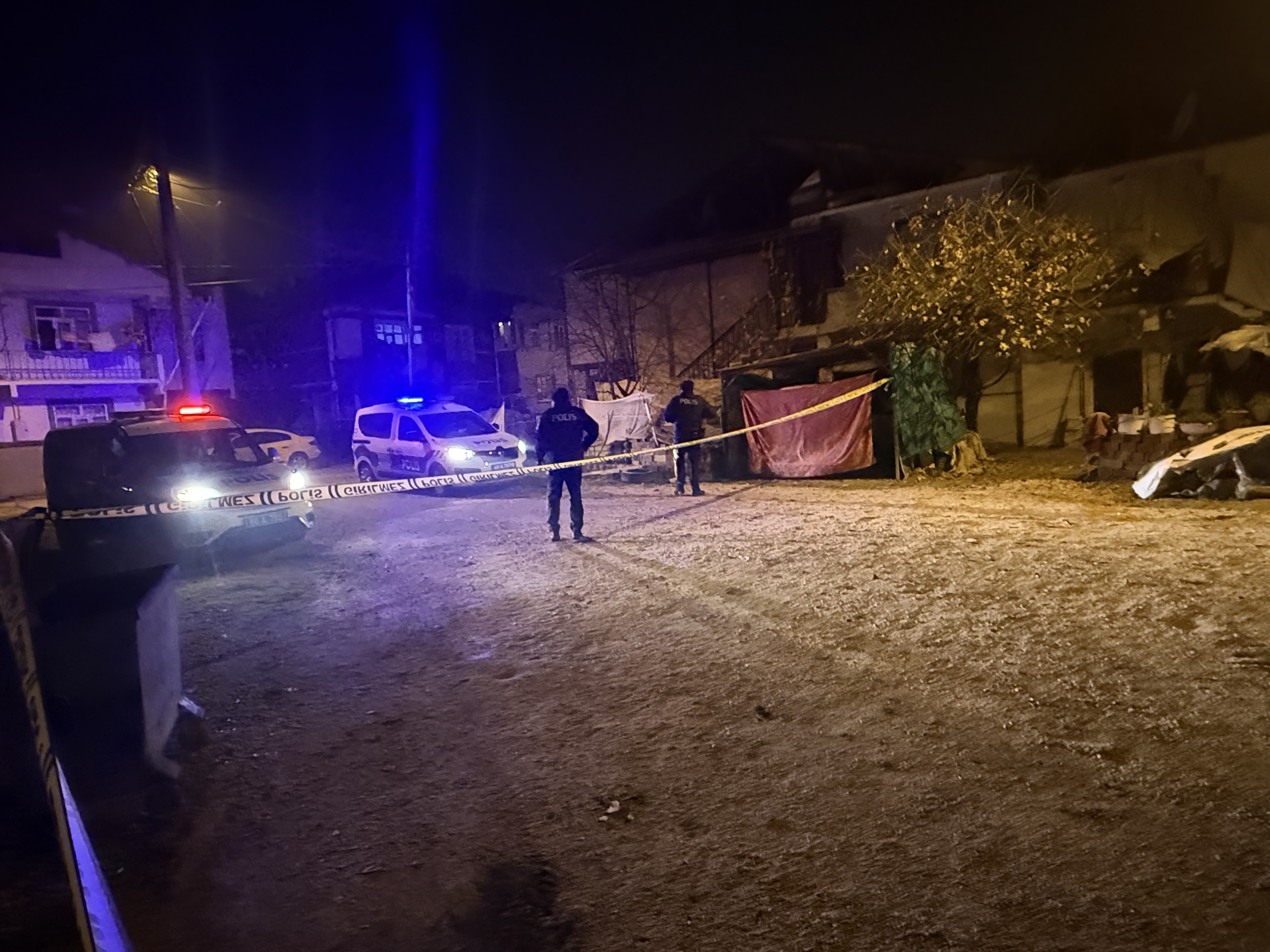 Ailesi Silah Sesine Kostu Evinin Onunde Infaz Edildi04