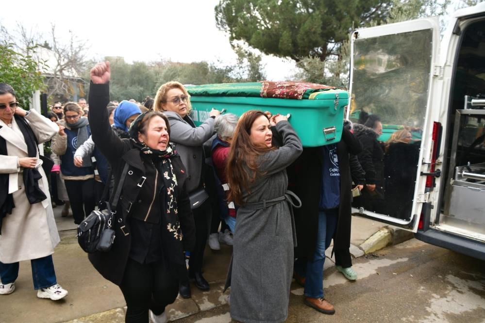 Alasehirde Kadin Cinayeti 3 Cocuk Annesi Kadriye Kokenin Tabutunu Kadinlar Tasidi (3)