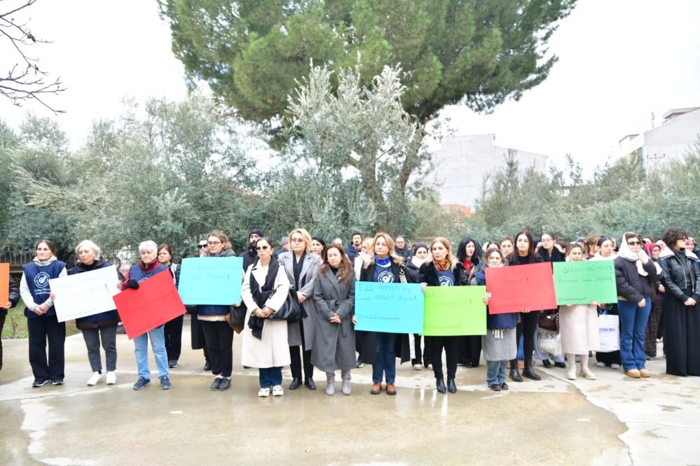 Alasehirde Kadin Cinayeti 3 Cocuk Annesi Kadriye Kokenin Tabutunu Kadinlar Tasidi (6)