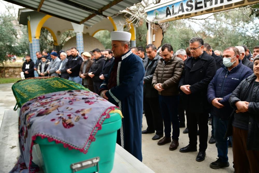 Alasehirde Kadin Cinayeti 3 Cocuk Annesi Kadriye Kokenin Tabutunu Kadinlar Tasidi (7)