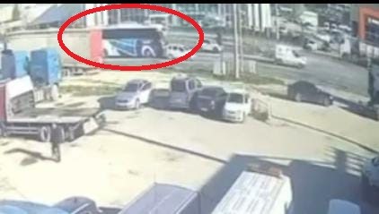 Ani Fren Zincirleme Kazaya Neden Oldu Otomobil Metrelerce Savruldu (3)