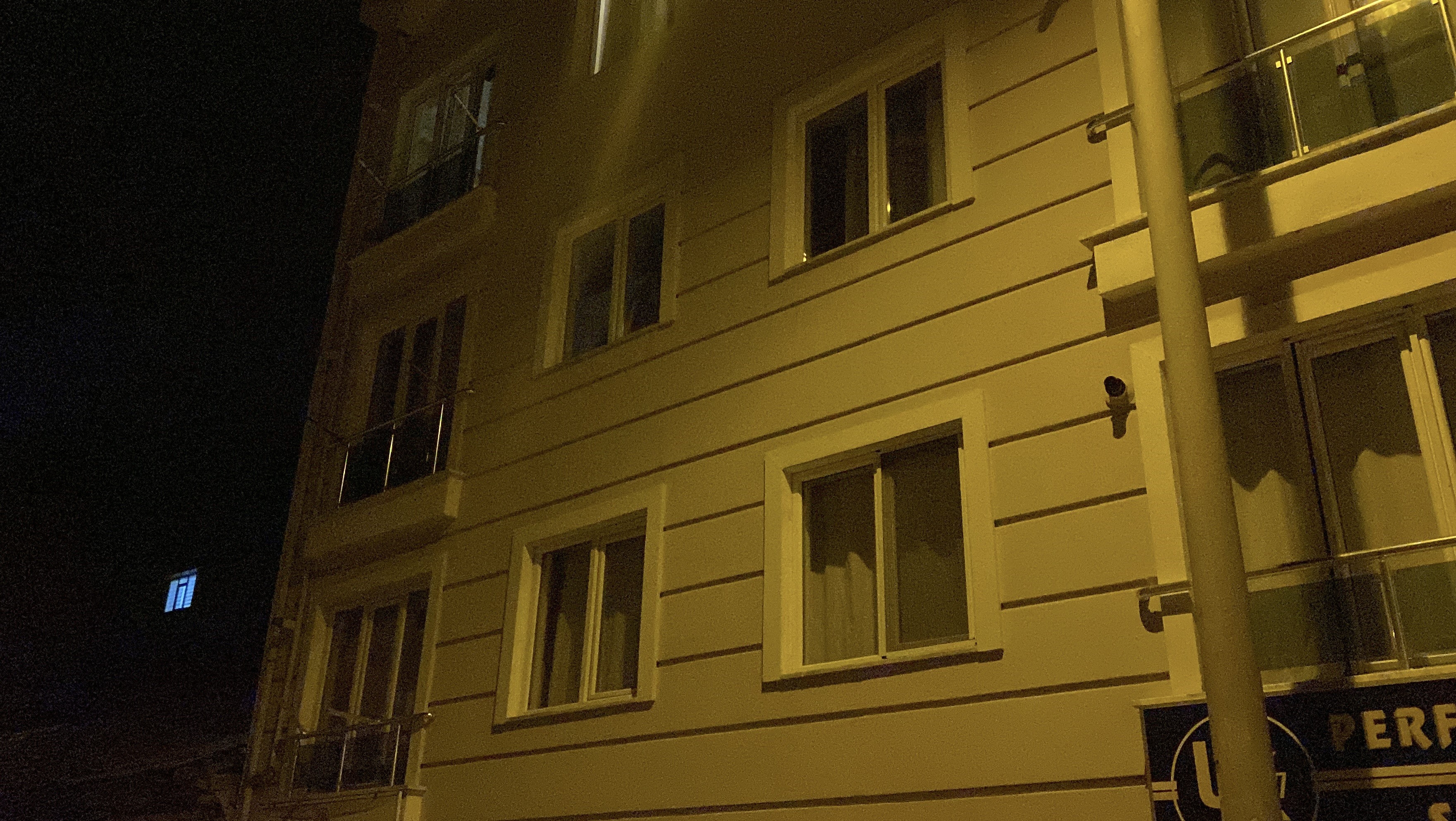 Apartmanda Yürek Yakan Olay! Evin Kapısından Çıktı, Merdivende Öldü (2)