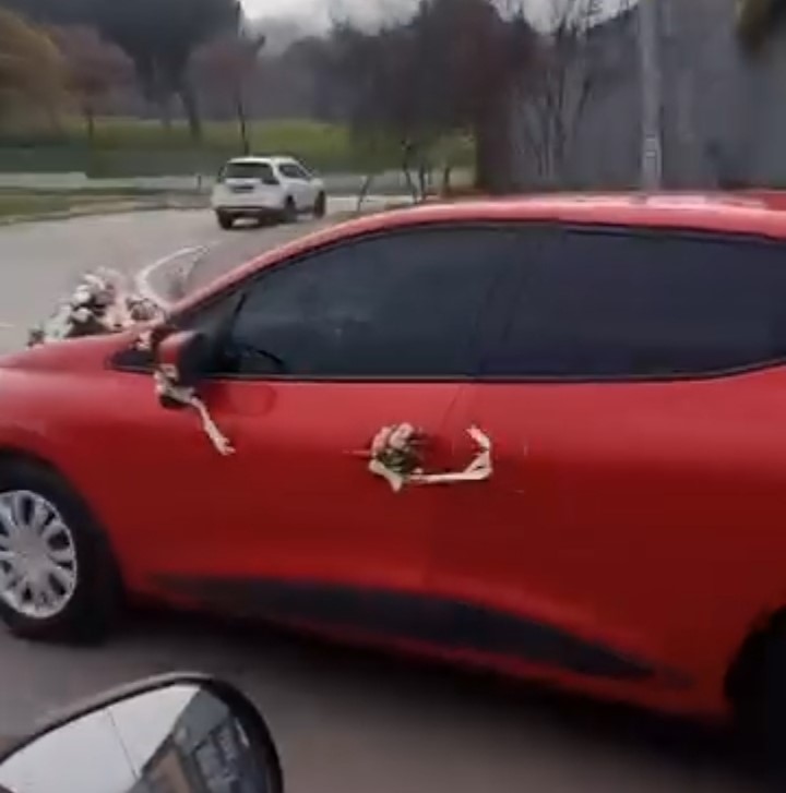 Arka Camdaki Not Trafigi Kahkahaya Bogdu Dugun Arabasi Degil Bosanma Arabasi (1)