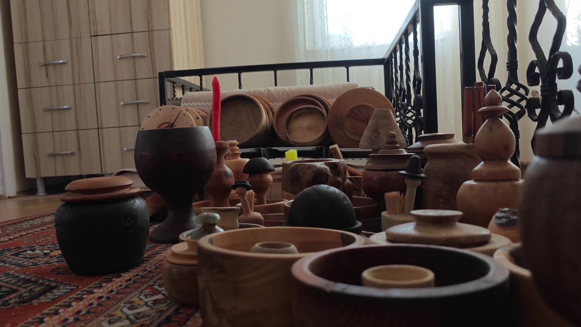 Atiklardan Antika Yaratan Usta Urunlerini Satmiyor Sergiliyor (3)