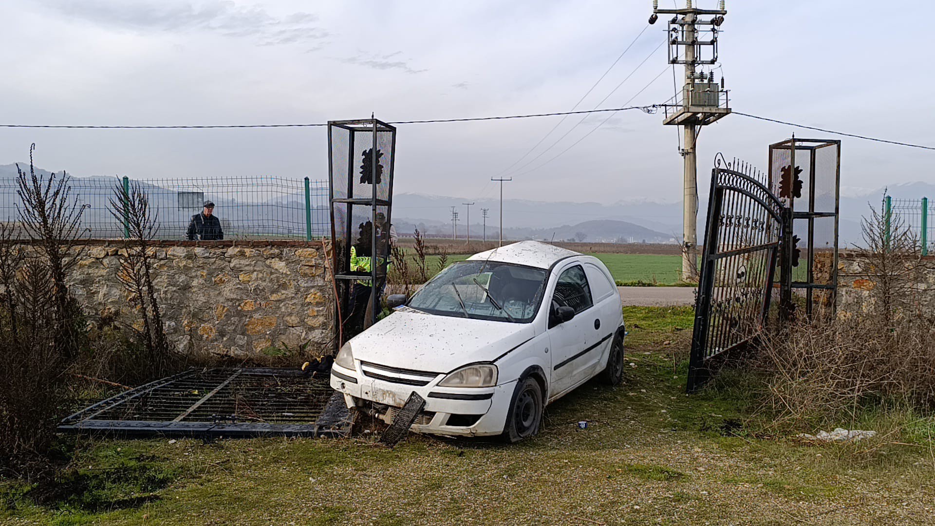 Bahçe Kapısına Çarptı, Saatlerce Yardımsız Kaldı Donmak Üzereyken Hayata Tutundu (2)