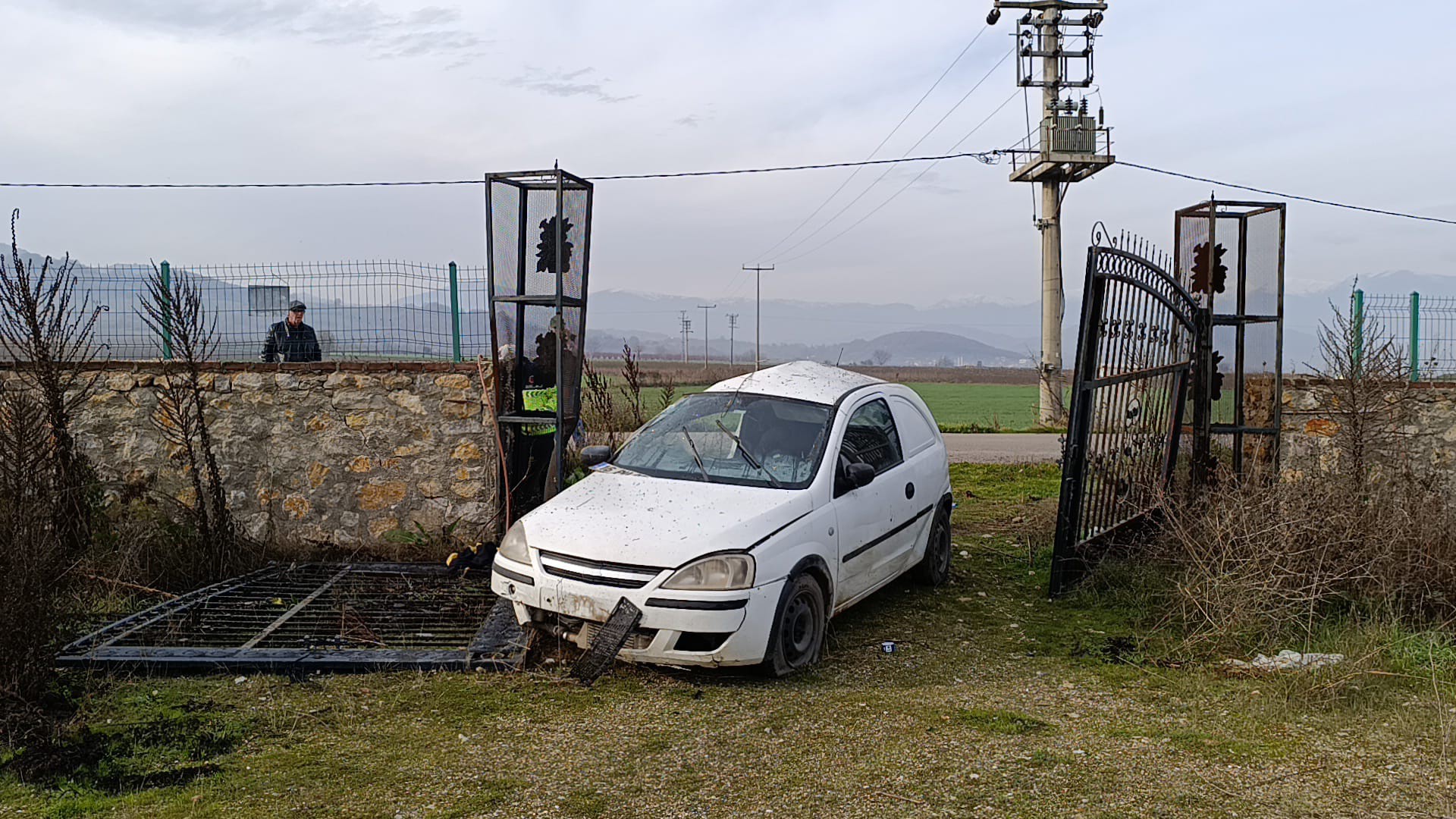 Bahçe Kapısına Çarptı, Saatlerce Yardımsız Kaldı Donmak Üzereyken Hayata Tutundu (3)