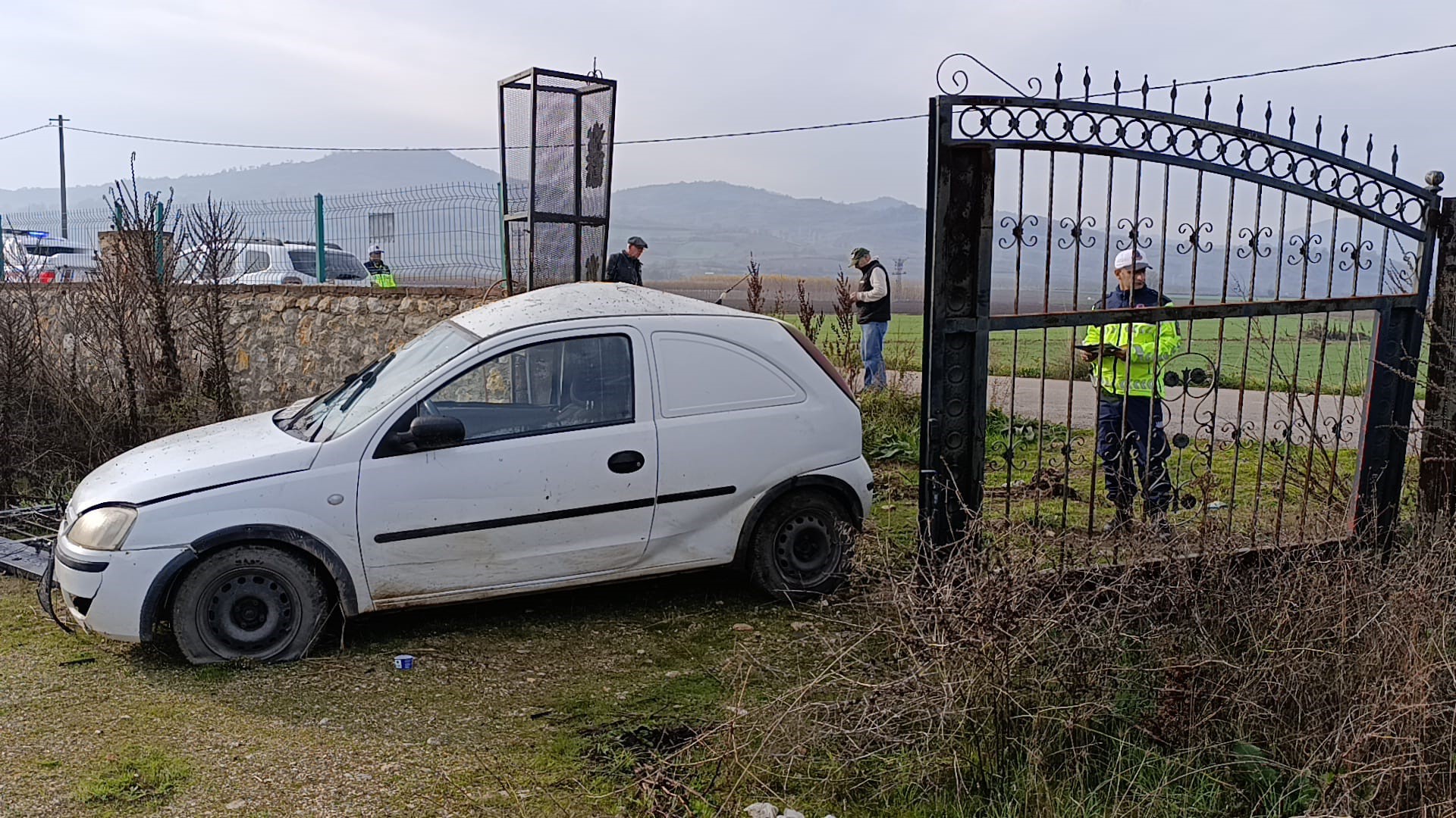 Bahçe Kapısına Çarptı, Saatlerce Yardımsız Kaldı Donmak Üzereyken Hayata Tutundu (4)
