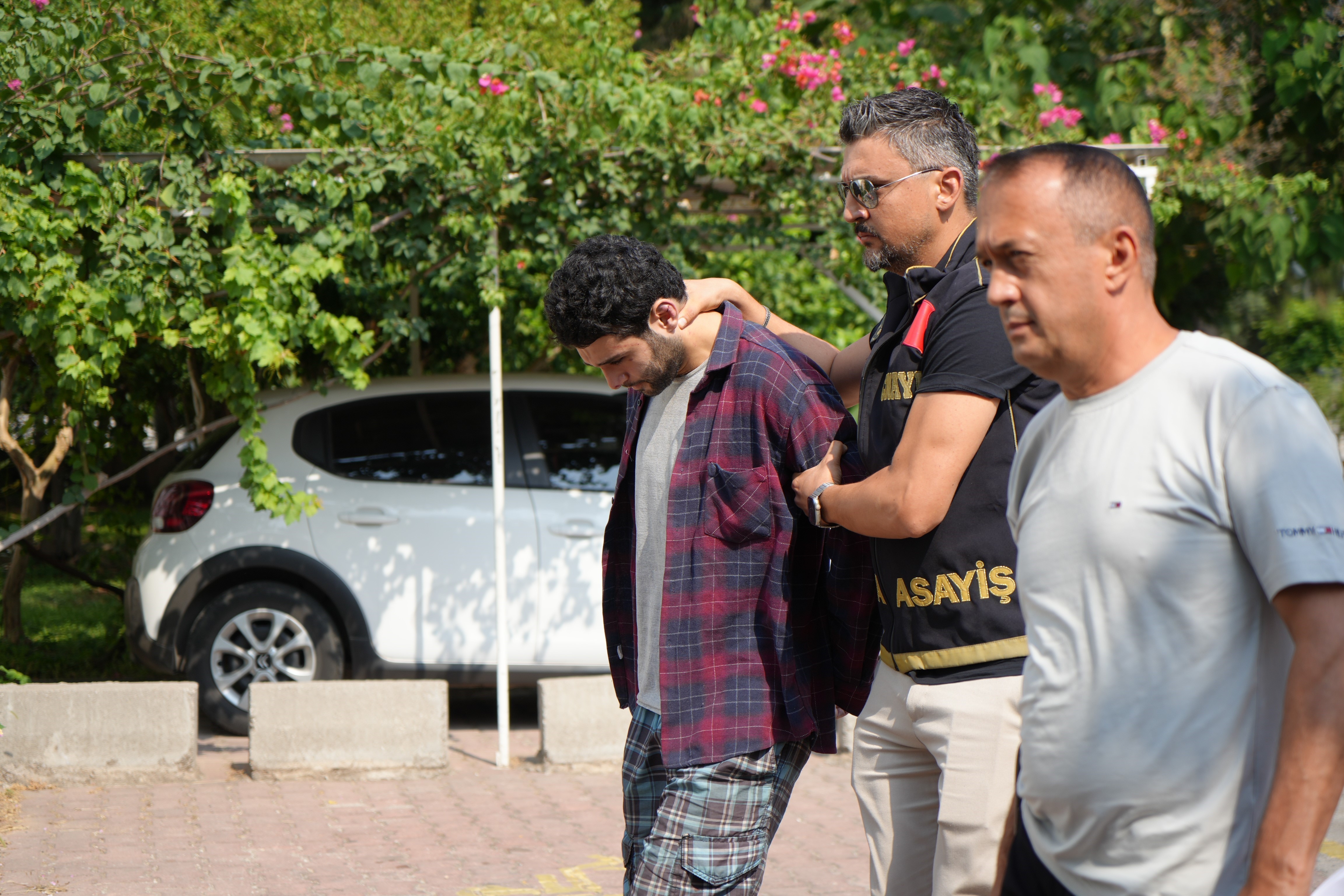 Bardagi Kafasina Vurdum Altinlari Aldim Kanli Elbiselerini Birakip Onun Kiyafetlerini (4)