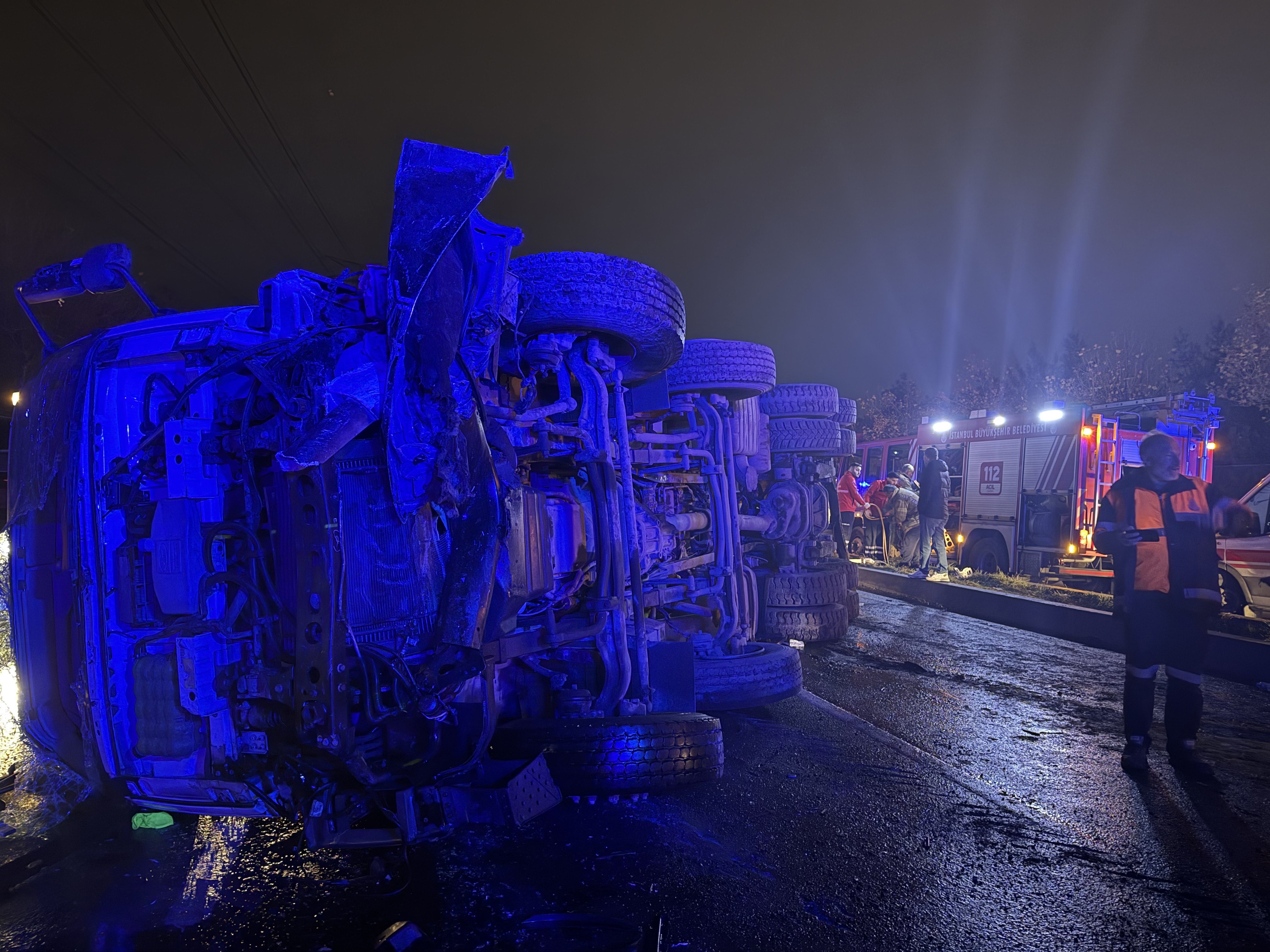 Beton Mikseri Refüjü Aşıp Karşı Şeride Daldı Aynı Anda 5 Aracı Biçti; 2 Ölü, 6 Yaralı! (4)