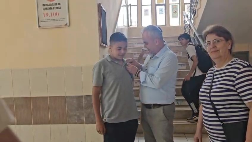 Bir Hareketi Her Şeyi Değiştirdi Yerden Şişeyi Alan Öğrenciye Çeyrek Altın (3)