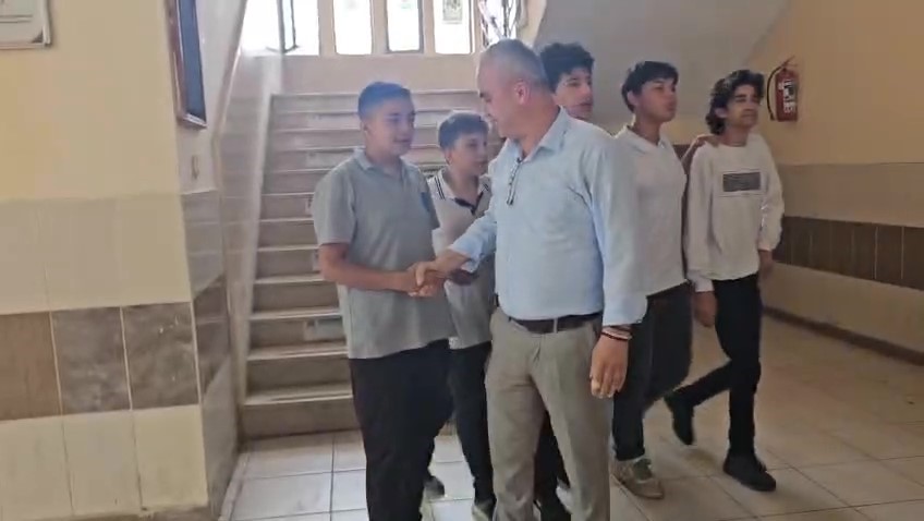 Bir Hareketi Her Şeyi Değiştirdi Yerden Şişeyi Alan Öğrenciye Çeyrek Altın (4)