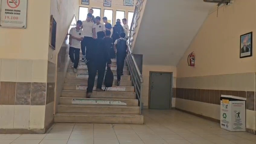 Bir Hareketi Her Şeyi Değiştirdi Yerden Şişeyi Alan Öğrenciye Çeyrek Altın (5)