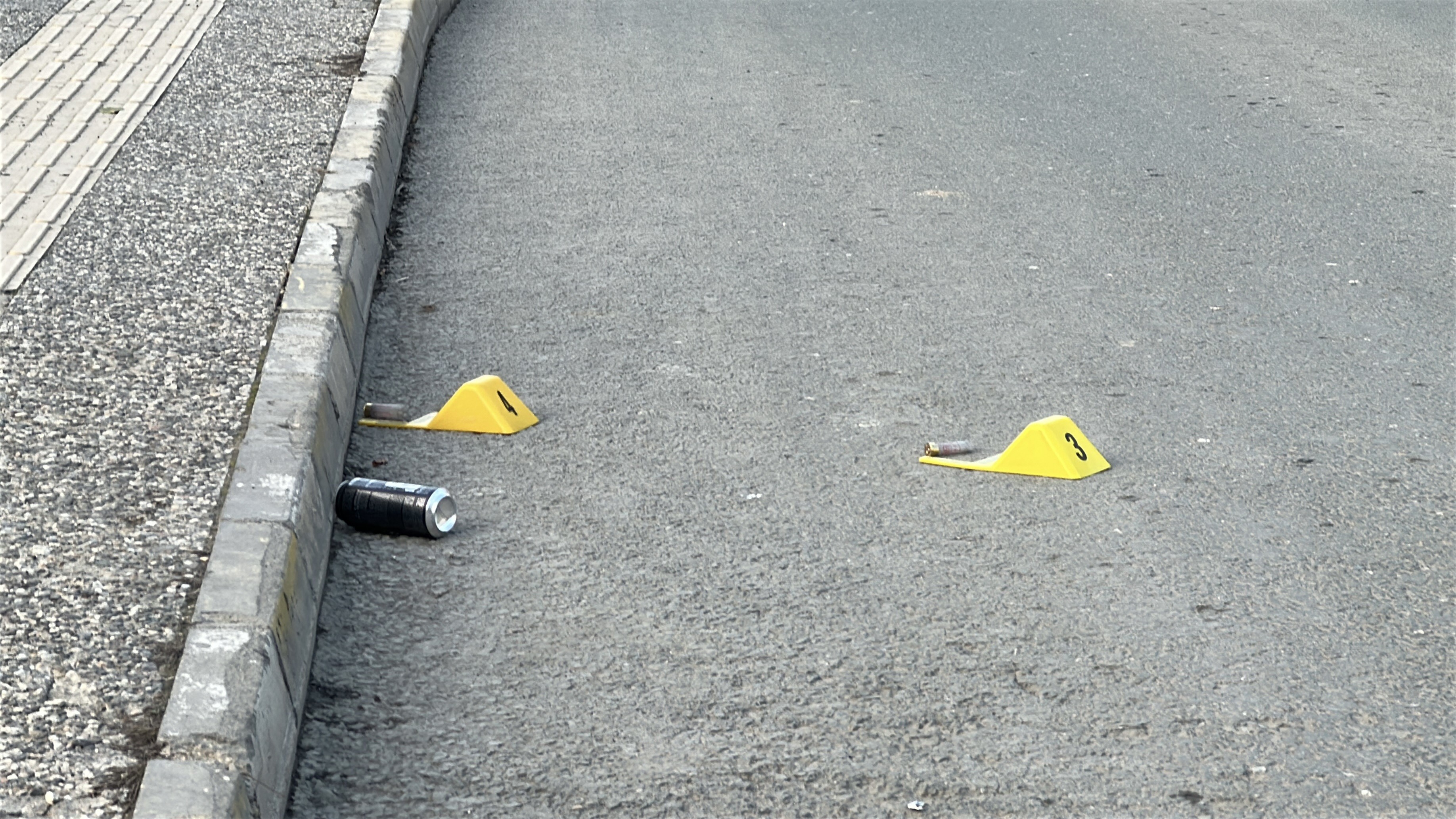 Caddenin Ortasinda Kursualarin Hedefi Oldu