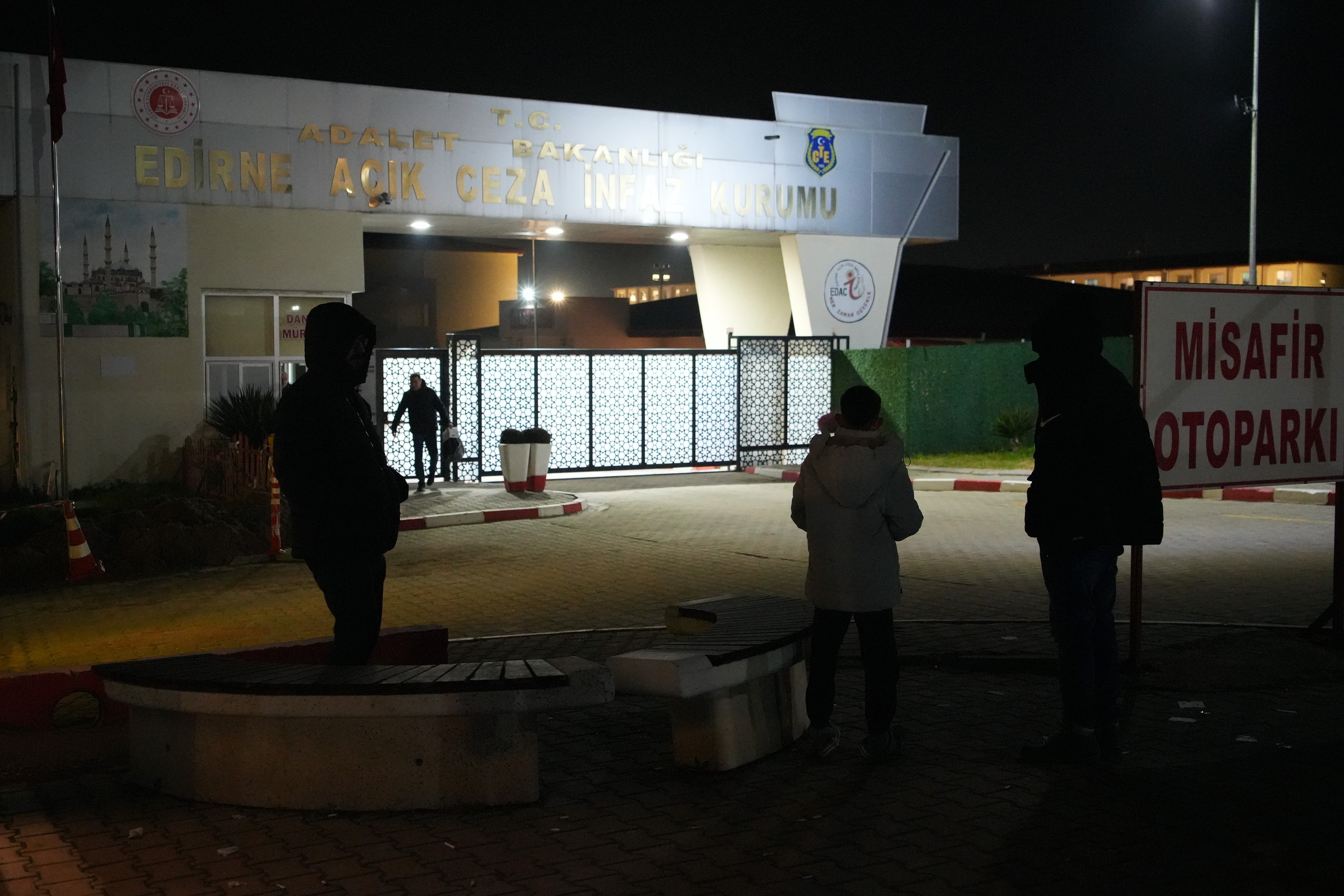 Cezaevinden Kosarak Cikti Kameralara Boyle Seslendi Babalara Selam (1)-1