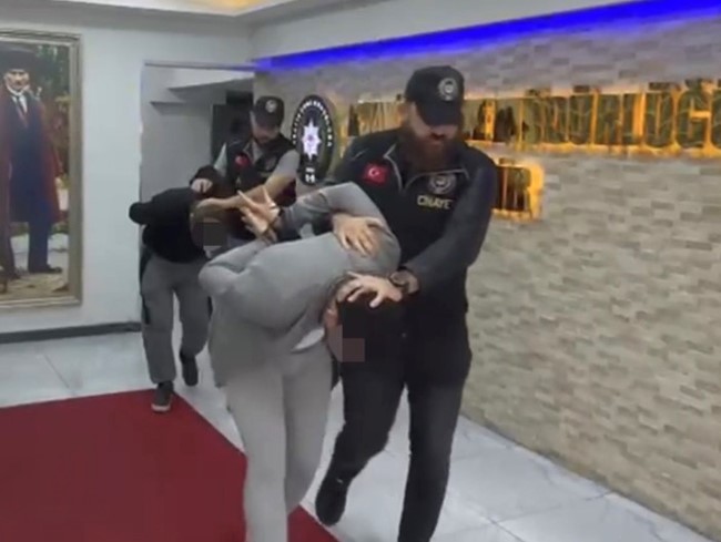 Cinayeti Internet Aramasi Ele Verdi Anne Baba Ve Agabeyini Katletmis 01