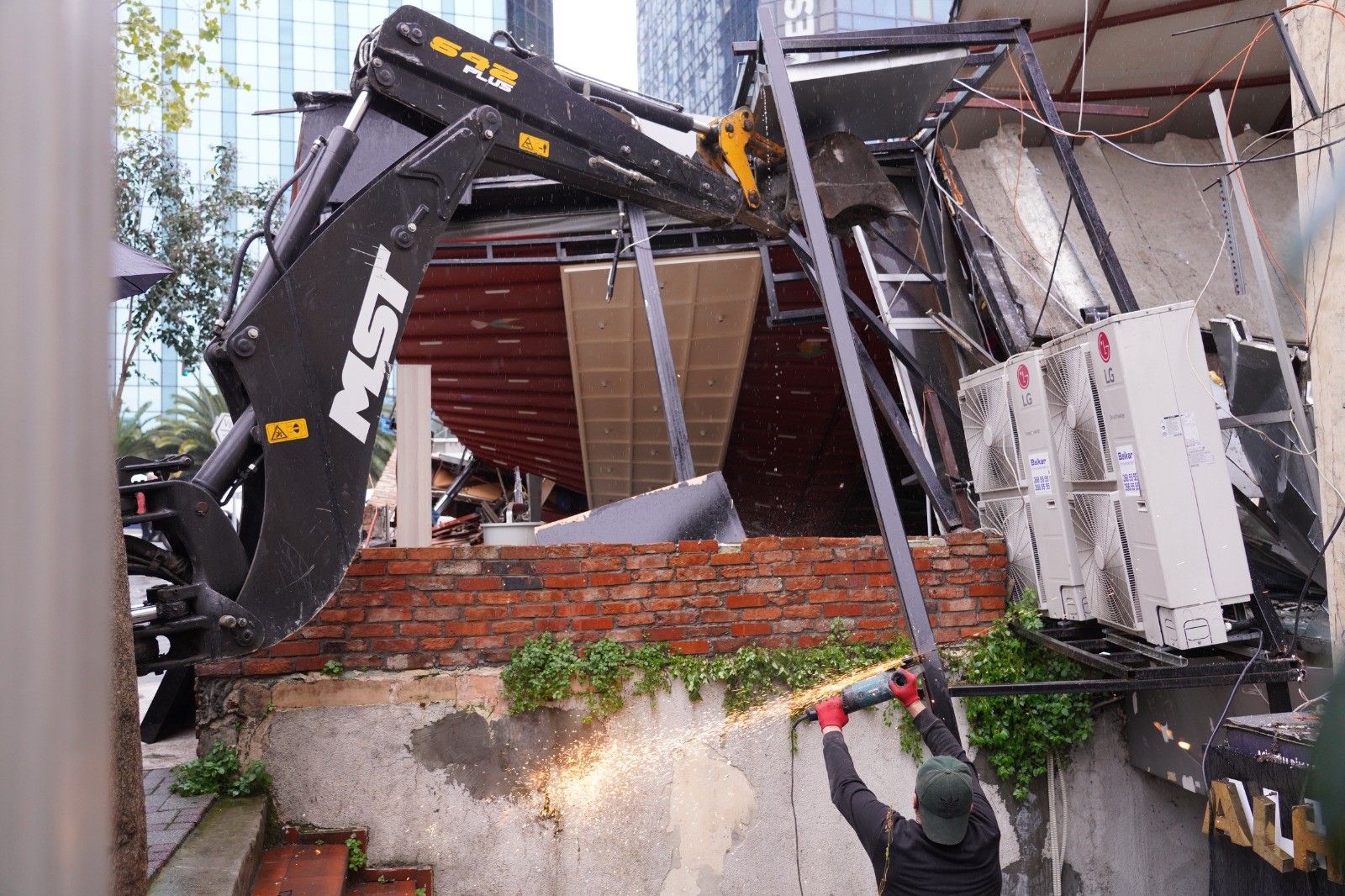 Defalarca Mühürlendi! 25 Kişinin Zehirlendiği Iddia Edilen Kaçak Kebapçı Yıkıldı (2)