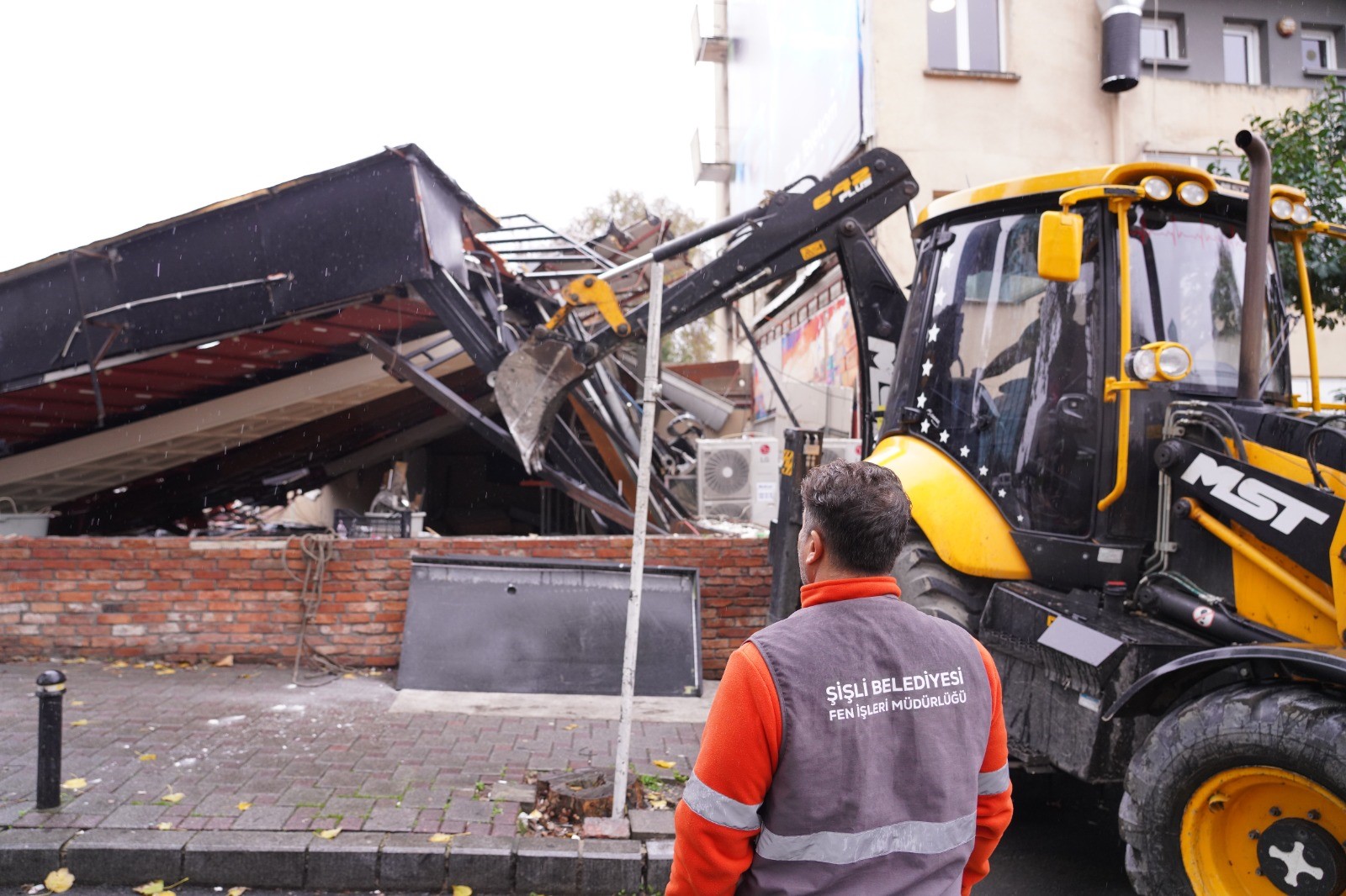 Defalarca Mühürlendi! 25 Kişinin Zehirlendiği Iddia Edilen Kaçak Kebapçı Yıkıldı (3)