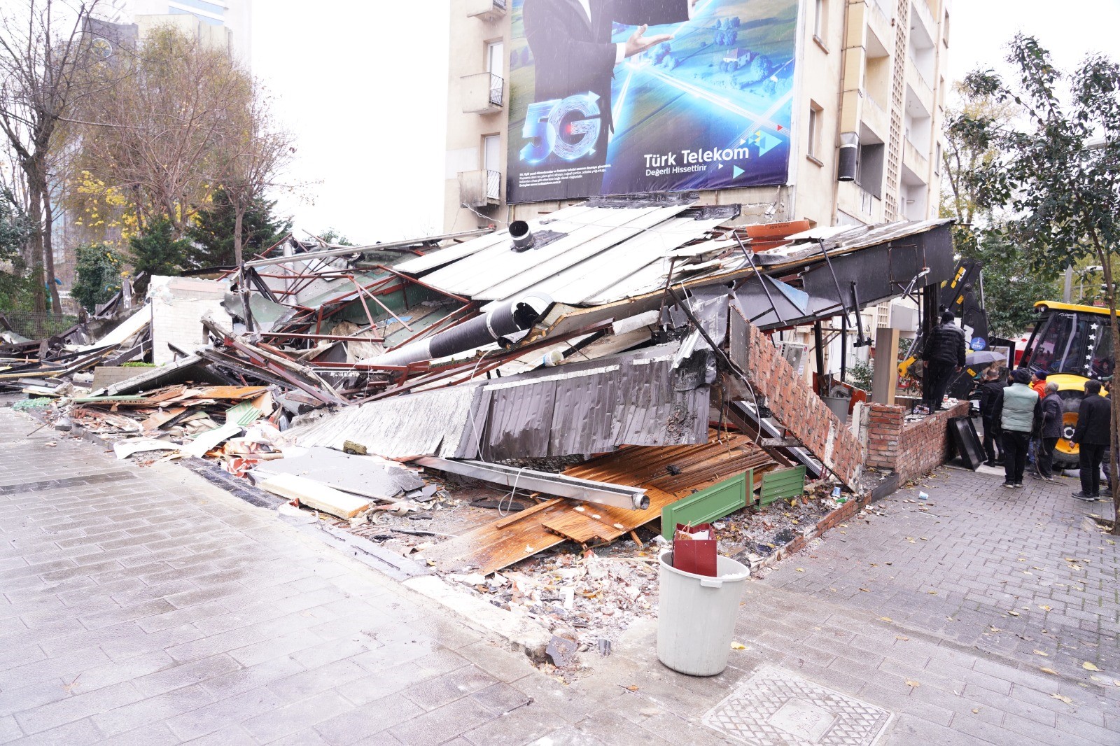 Defalarca Mühürlendi! 25 Kişinin Zehirlendiği Iddia Edilen Kaçak Kebapçı Yıkıldı (5)