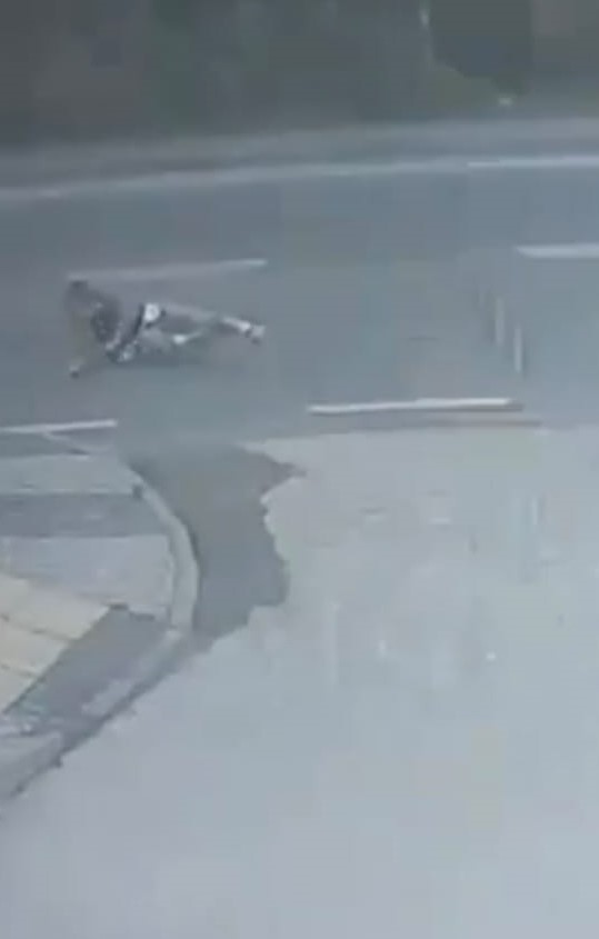 Dolmuş Beklerken Minibüsün Altında Kaldı Dehşet Anları Kamerada (2)