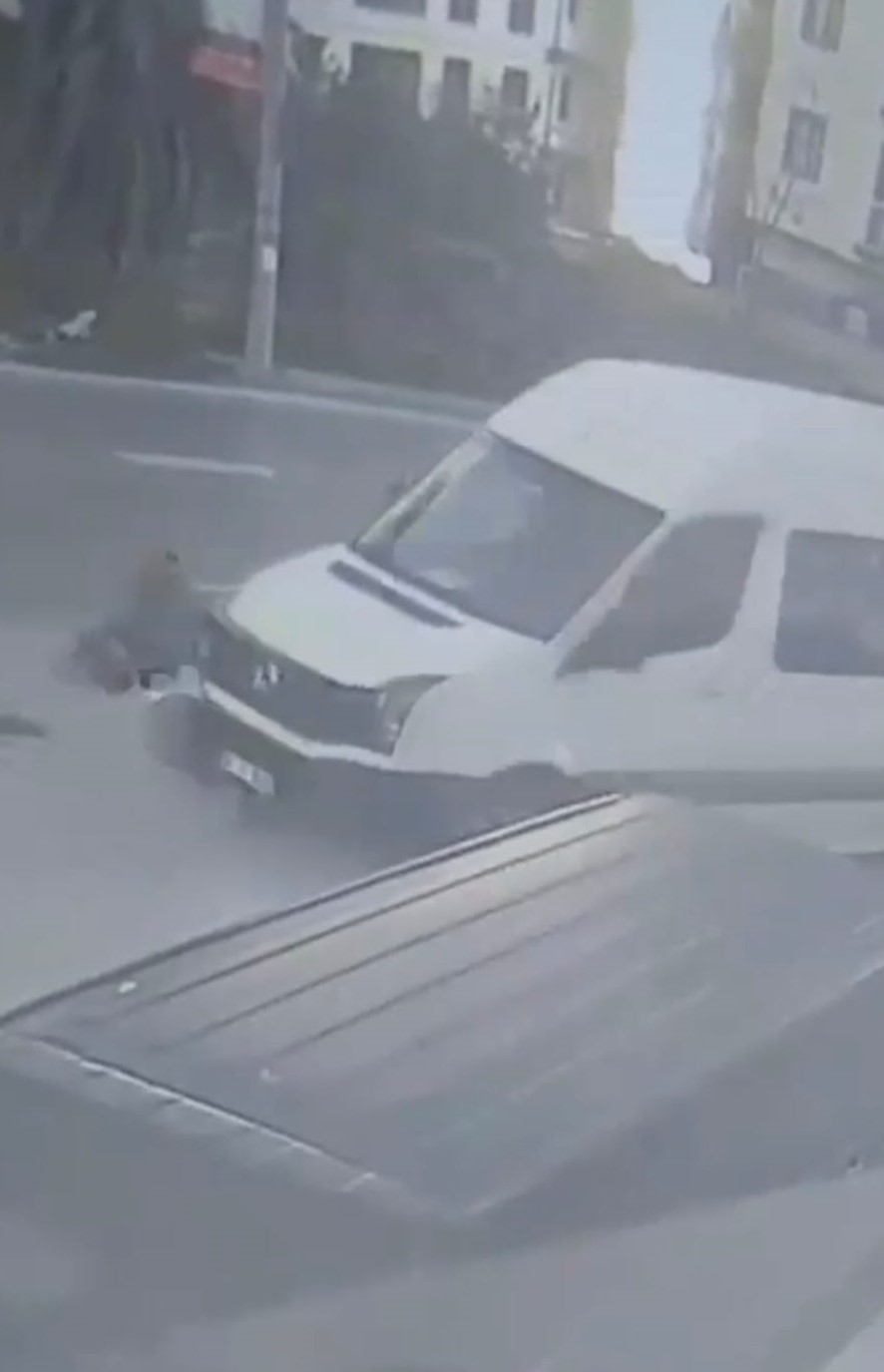 Dolmuş Beklerken Minibüsün Altında Kaldı Dehşet Anları Kamerada (3)