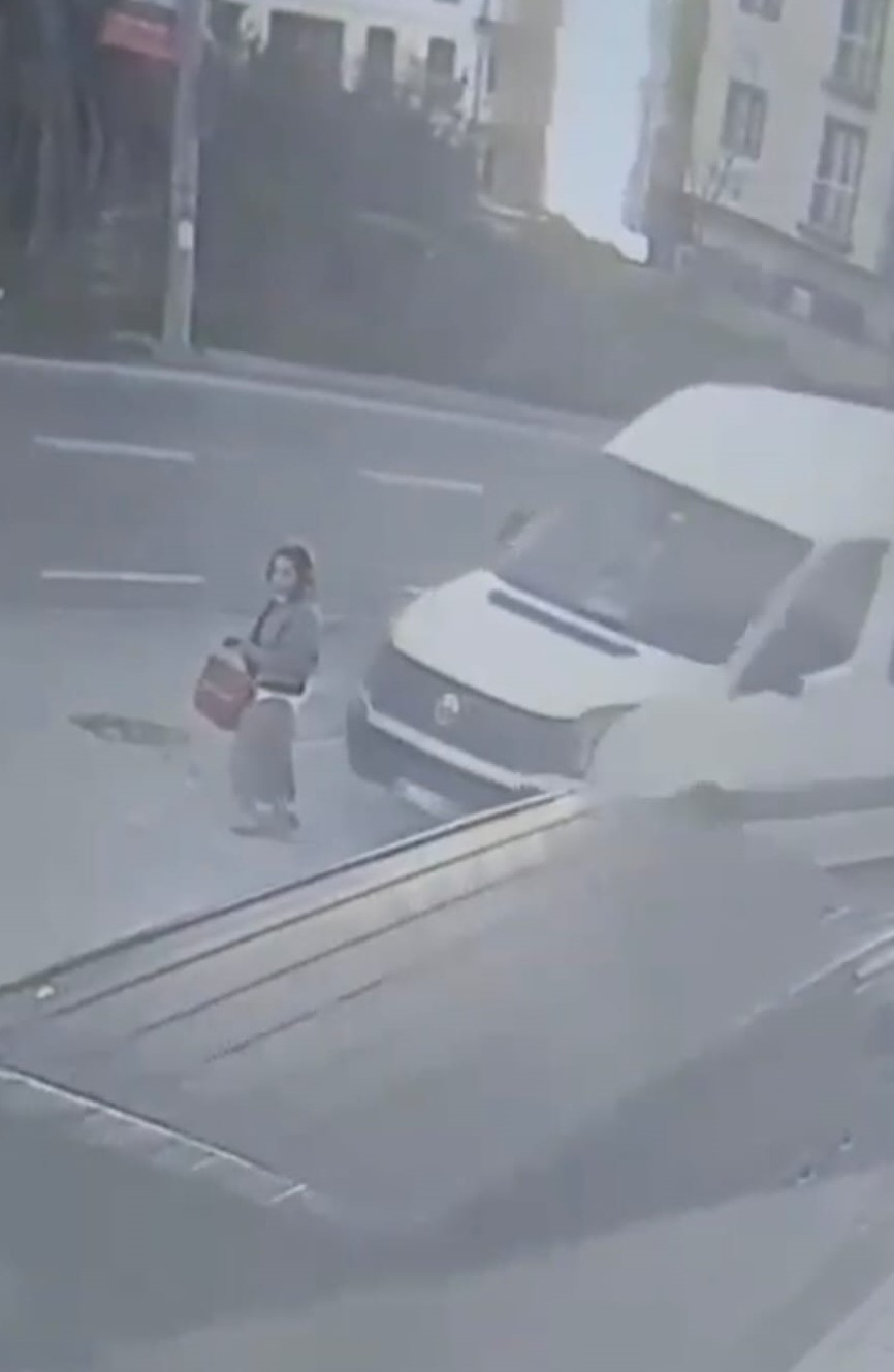 Dolmuş Beklerken Minibüsün Altında Kaldı Dehşet Anları Kamerada (4)