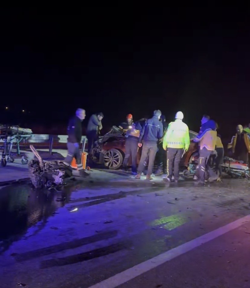 ‘Dur’ Ihtarına Uymadı, Ters Yöne Girdi Gece Yarısı 5 Kişiyi Hayattan Kopardı (2)