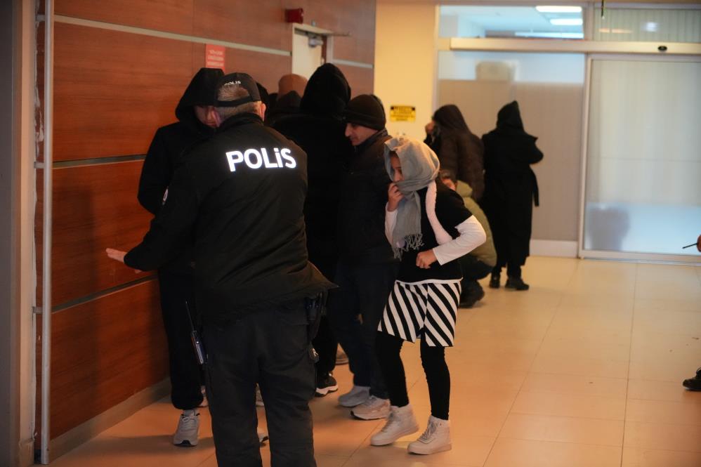 Dur Ihtarina Uymayan Minibus Kovalamaca Sonrasi Durduruldu Minibuste 7Si Cocuk 20 Duze (4)