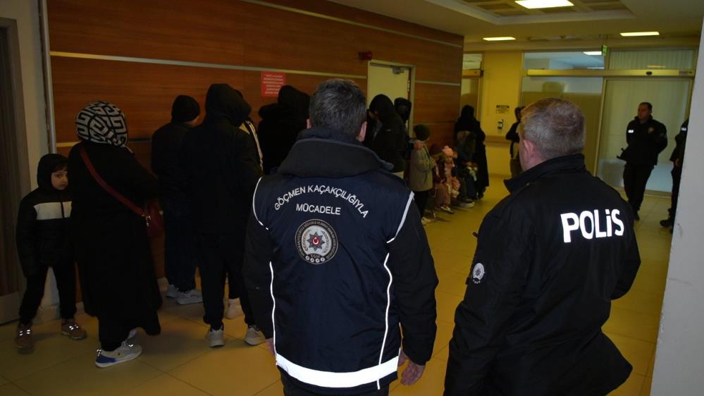 Dur Ihtarina Uymayan Minibus Kovalamaca Sonrasi Durduruldu Minibuste 7Si Cocuk 20 Duze (5)