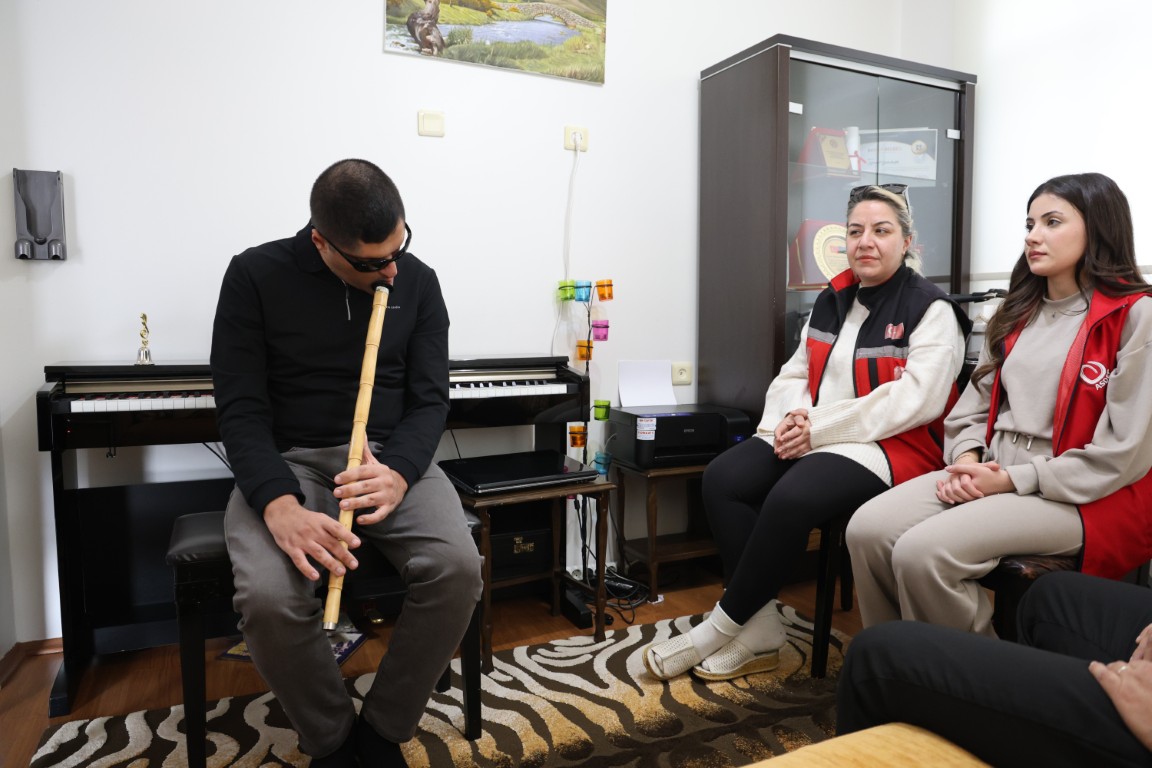 Engelleri Muzikle Asti Gorme Engelli Mehmet Konservatuvardan Dereceyle Mezun Oldu (4) (Orta)