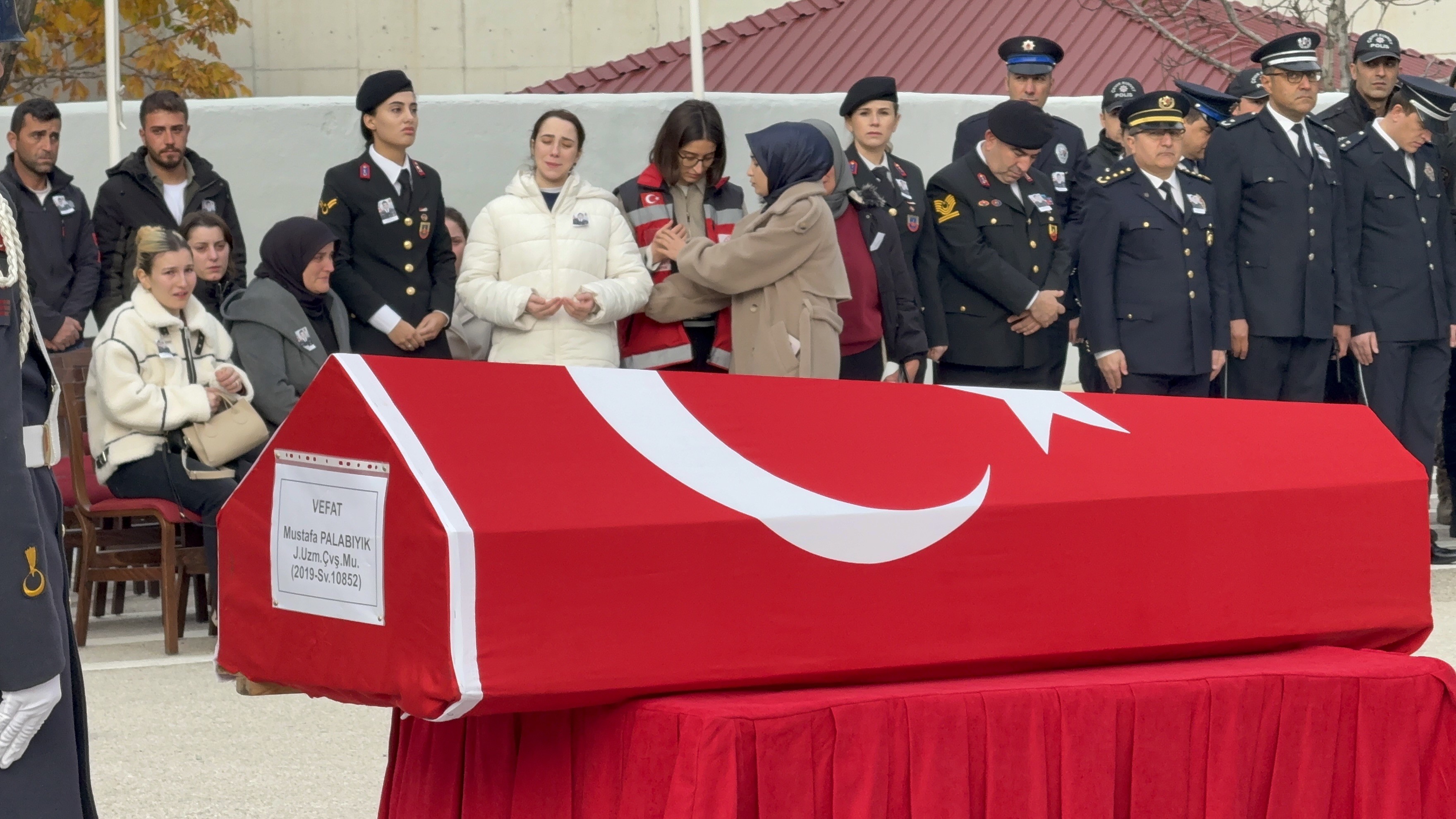 Eşi 7 Aylık Hamileydi… Uzman Çavuş Görev Başında Kalbine Yenildi (3)