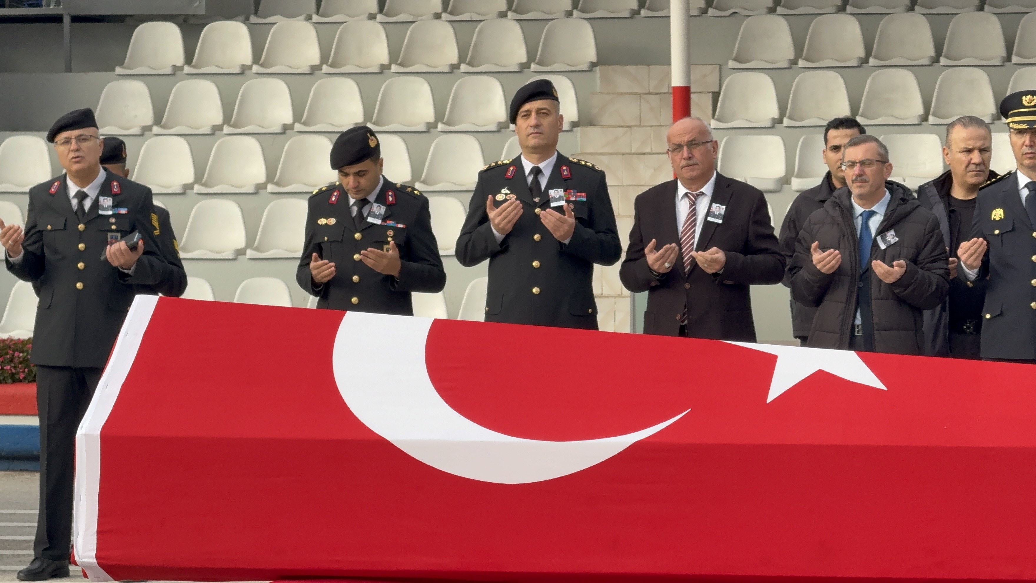 Eşi 7 Aylık Hamileydi… Uzman Çavuş Görev Başında Kalbine Yenildi (5)