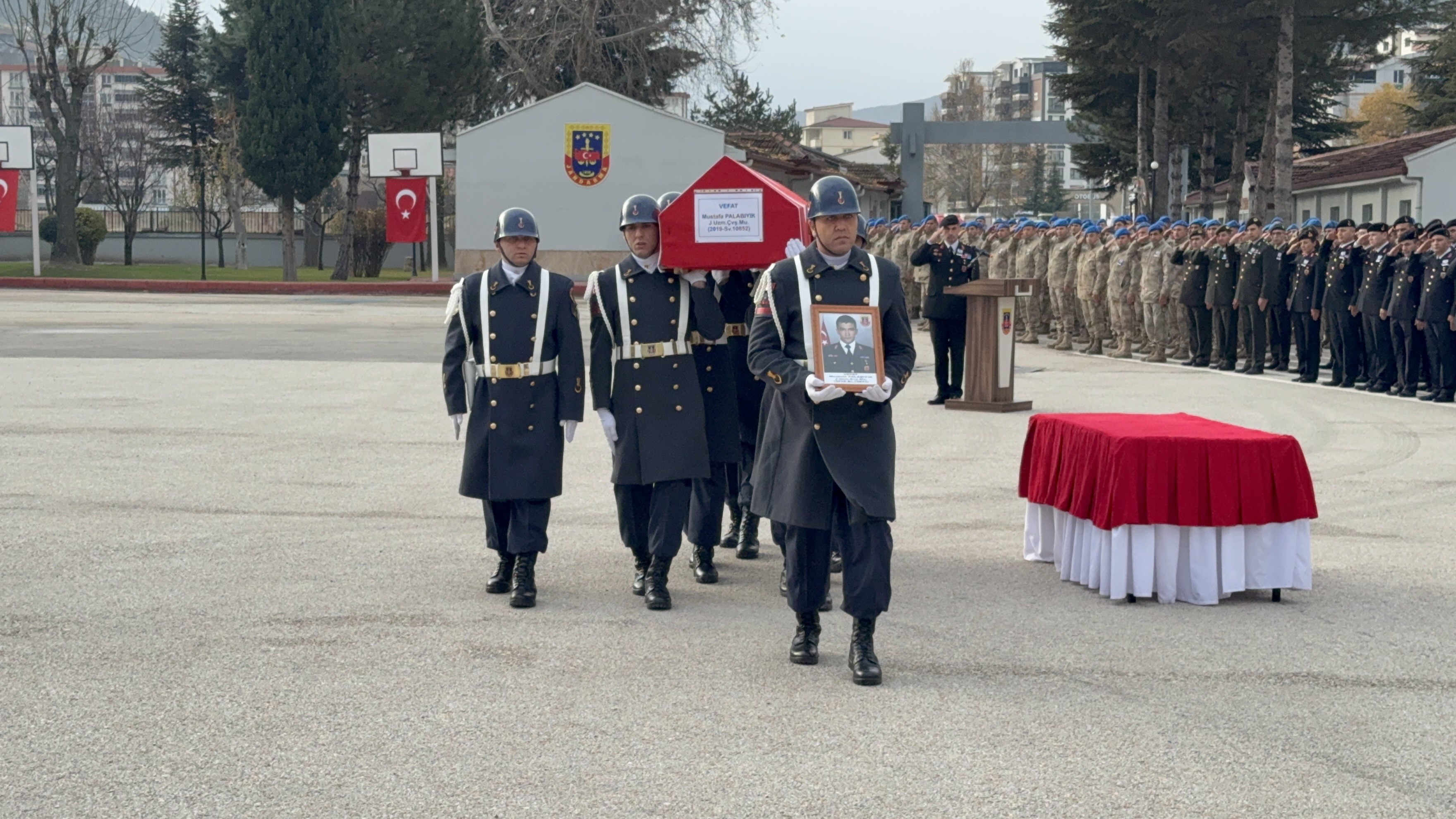 Eşi 7 Aylık Hamileydi… Uzman Çavuş Görev Başında Kalbine Yenildi (7)