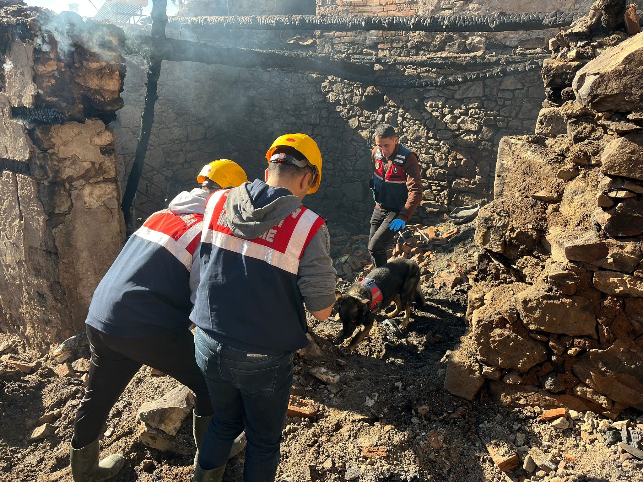 Evden Eve Sıçrayan Alevler Can Aldı! Manisa’daki Yangında Ölen Kadının Cansız Bedeni Bulundu (2)