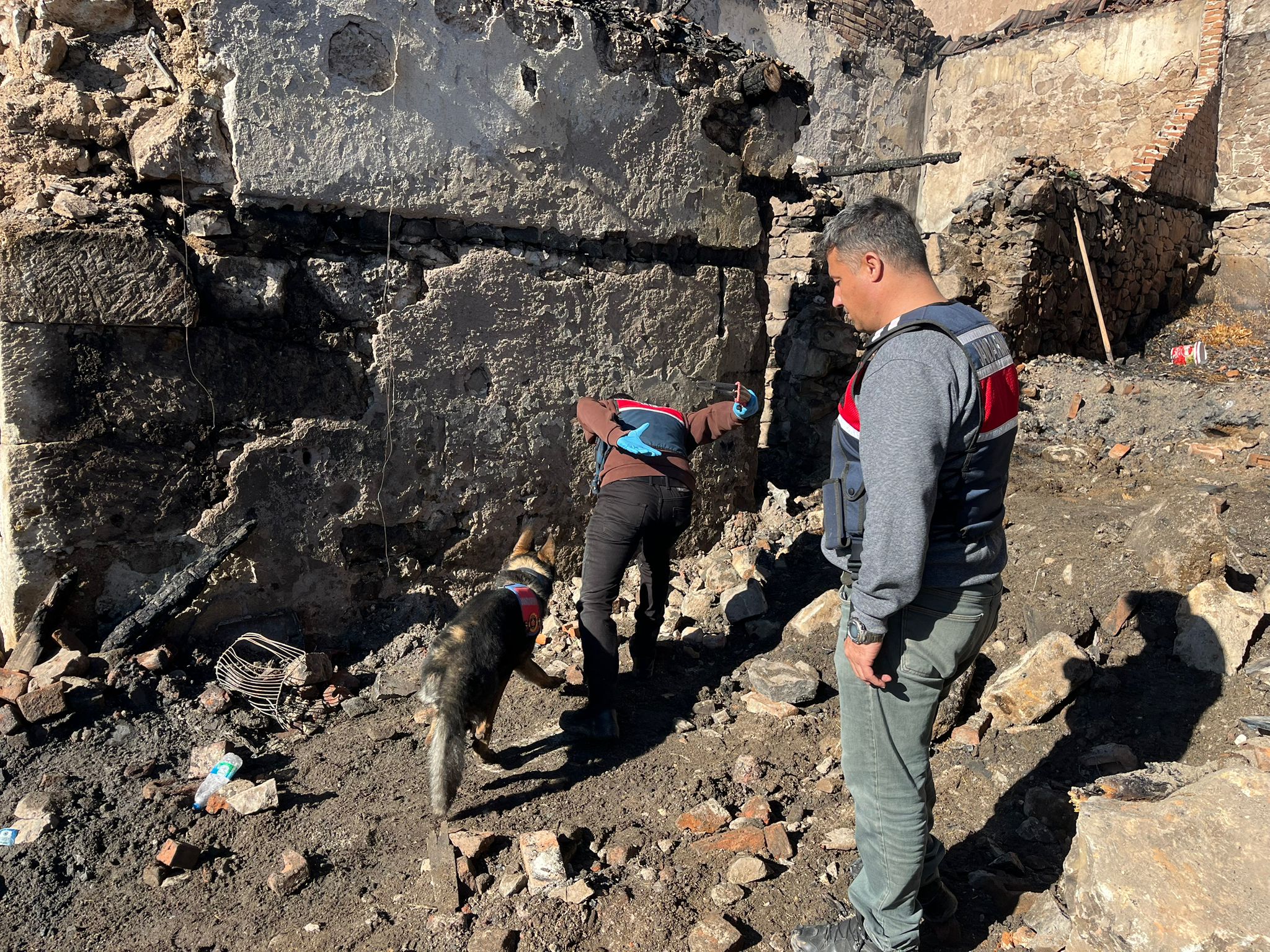 Evden Eve Sıçrayan Alevler Can Aldı! Manisa’daki Yangında Ölen Kadının Cansız Bedeni Bulundu (3)
