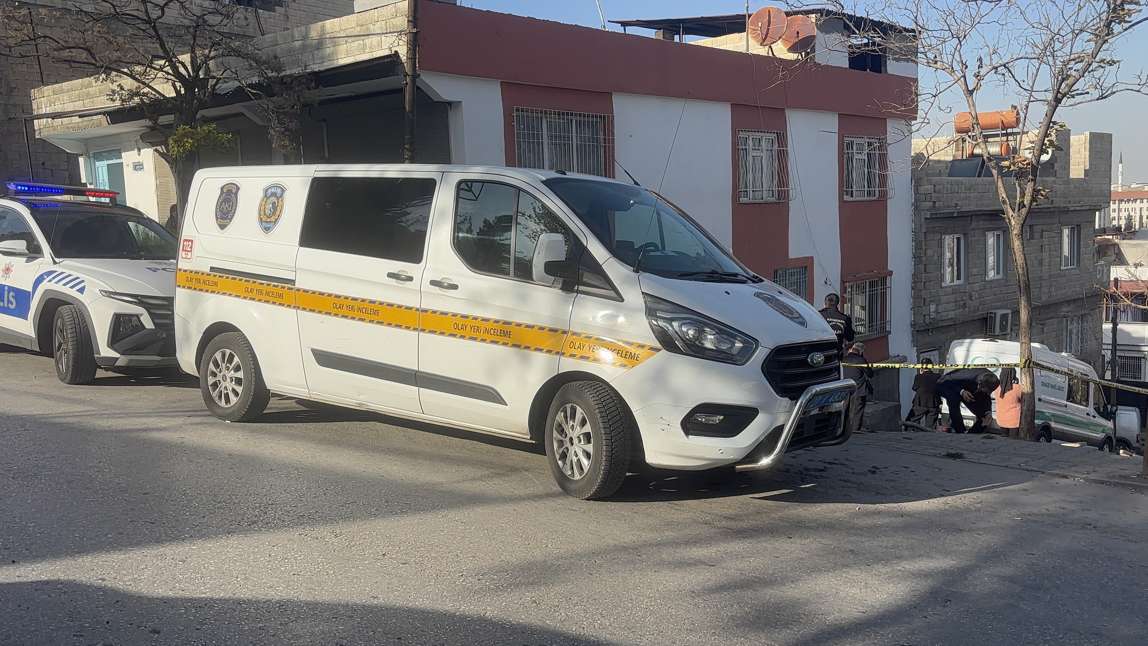 Eve Girip Kapıyı Kilitledi Eski Eşini Defalarca Bıçaklayarak Öldüren Zanlı Ağır Yaralı Halde Bulundu (2)