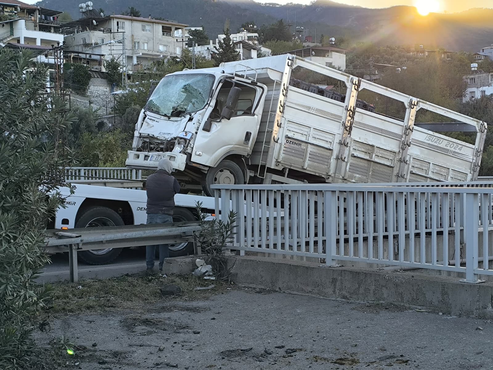 Facia Üstüne Facia Devrilen Tır Yandı, 2 Kişi Öldü, Anguslar Otobana Saçıldı (2)