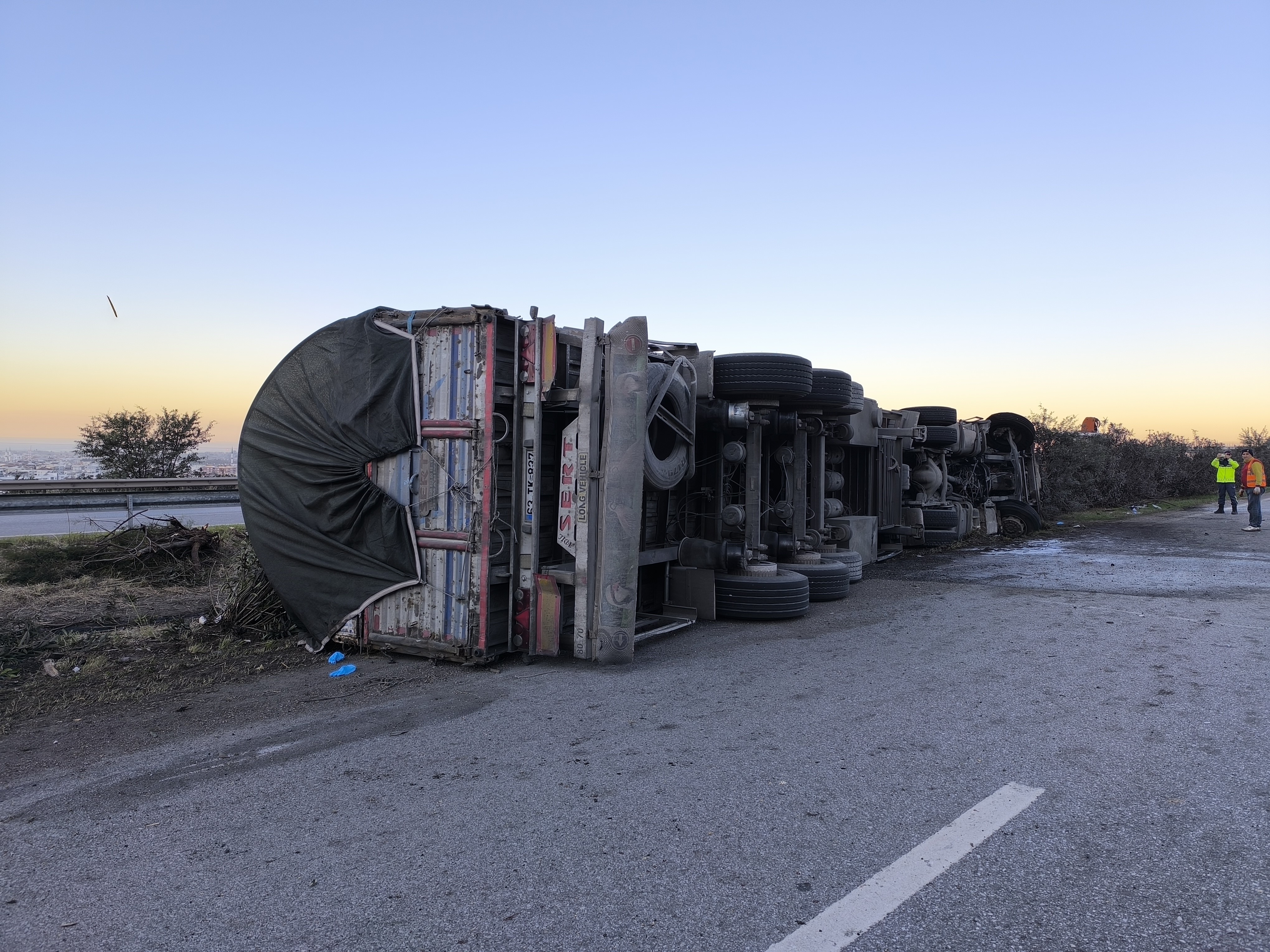 Facia Üstüne Facia Devrilen Tır Yandı, 2 Kişi Öldü, Anguslar Otobana Saçıldı (4)