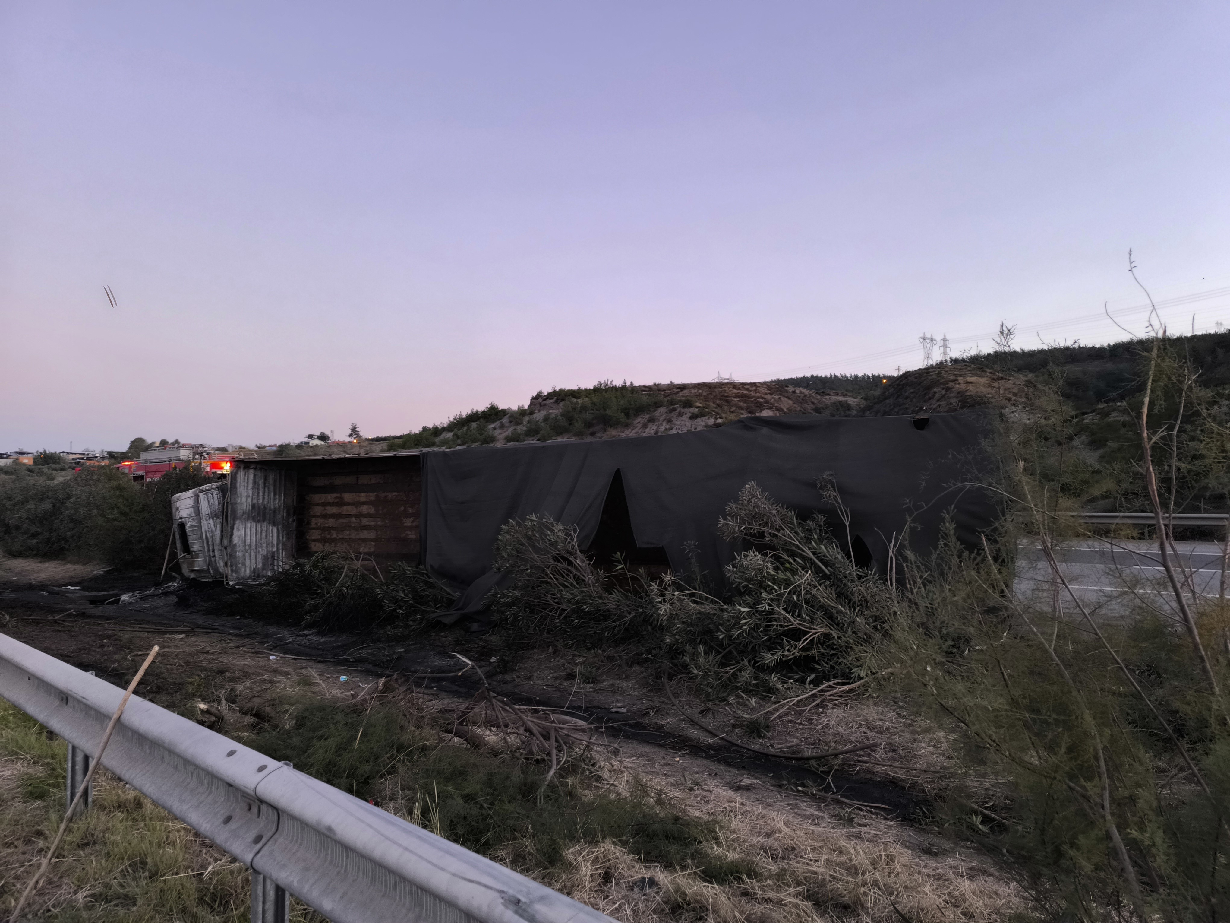 Facia Üstüne Facia Devrilen Tır Yandı, 2 Kişi Öldü, Anguslar Otobana Saçıldı (5)
