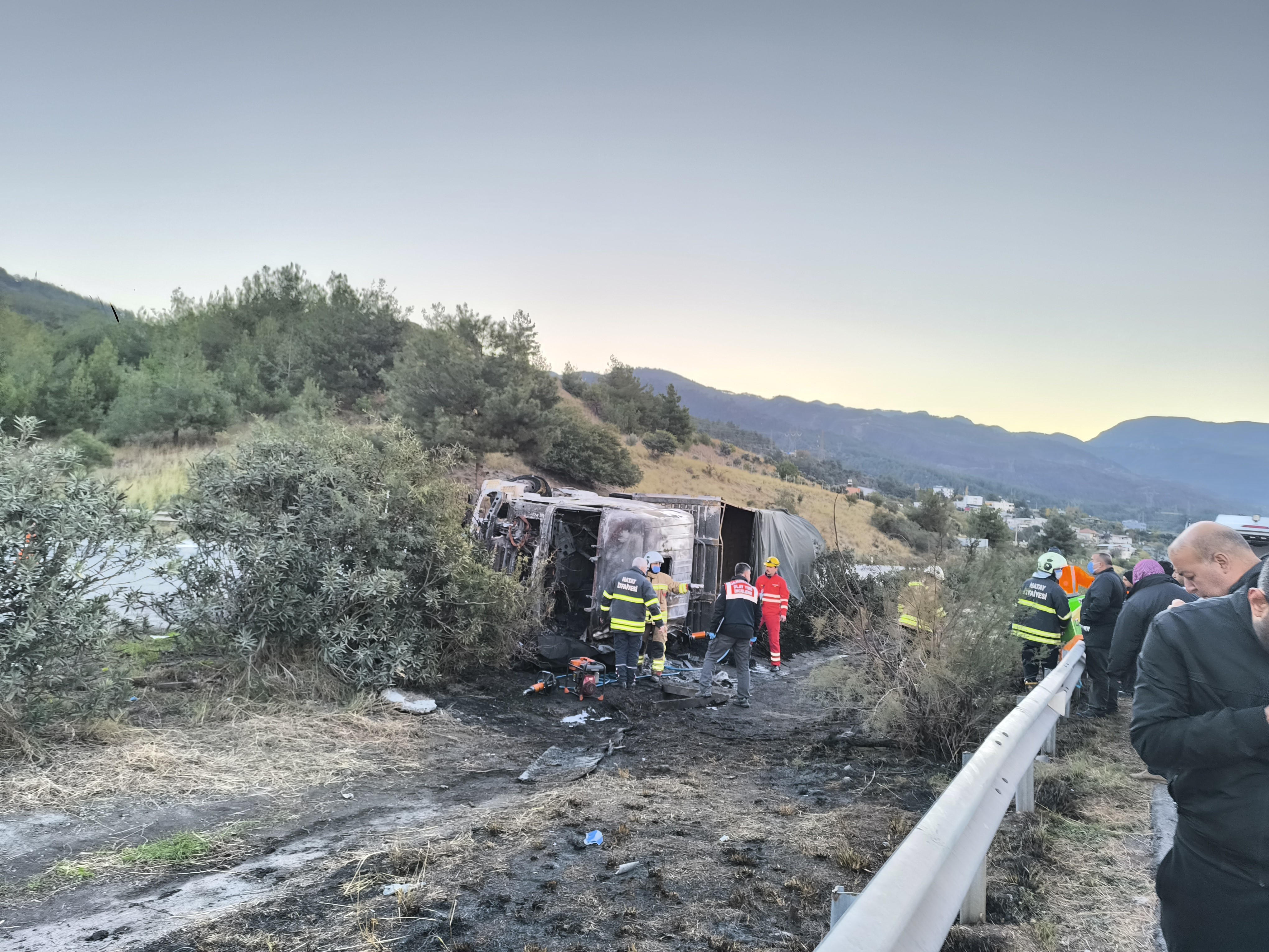 Facia Üstüne Facia Devrilen Tır Yandı, 2 Kişi Öldü, Anguslar Otobana Saçıldı (6)