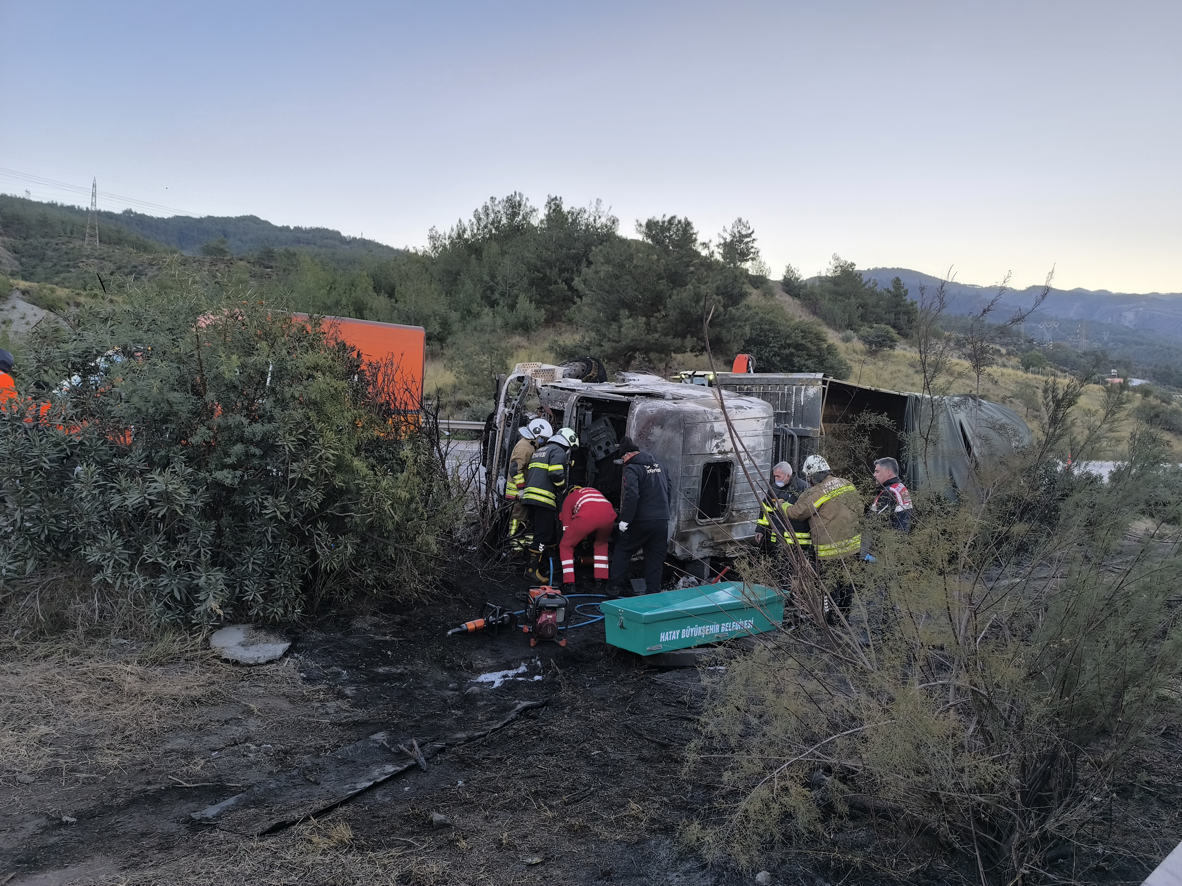 Facia Üstüne Facia Devrilen Tır Yandı, 2 Kişi Öldü, Anguslar Otobana Saçıldı (7)