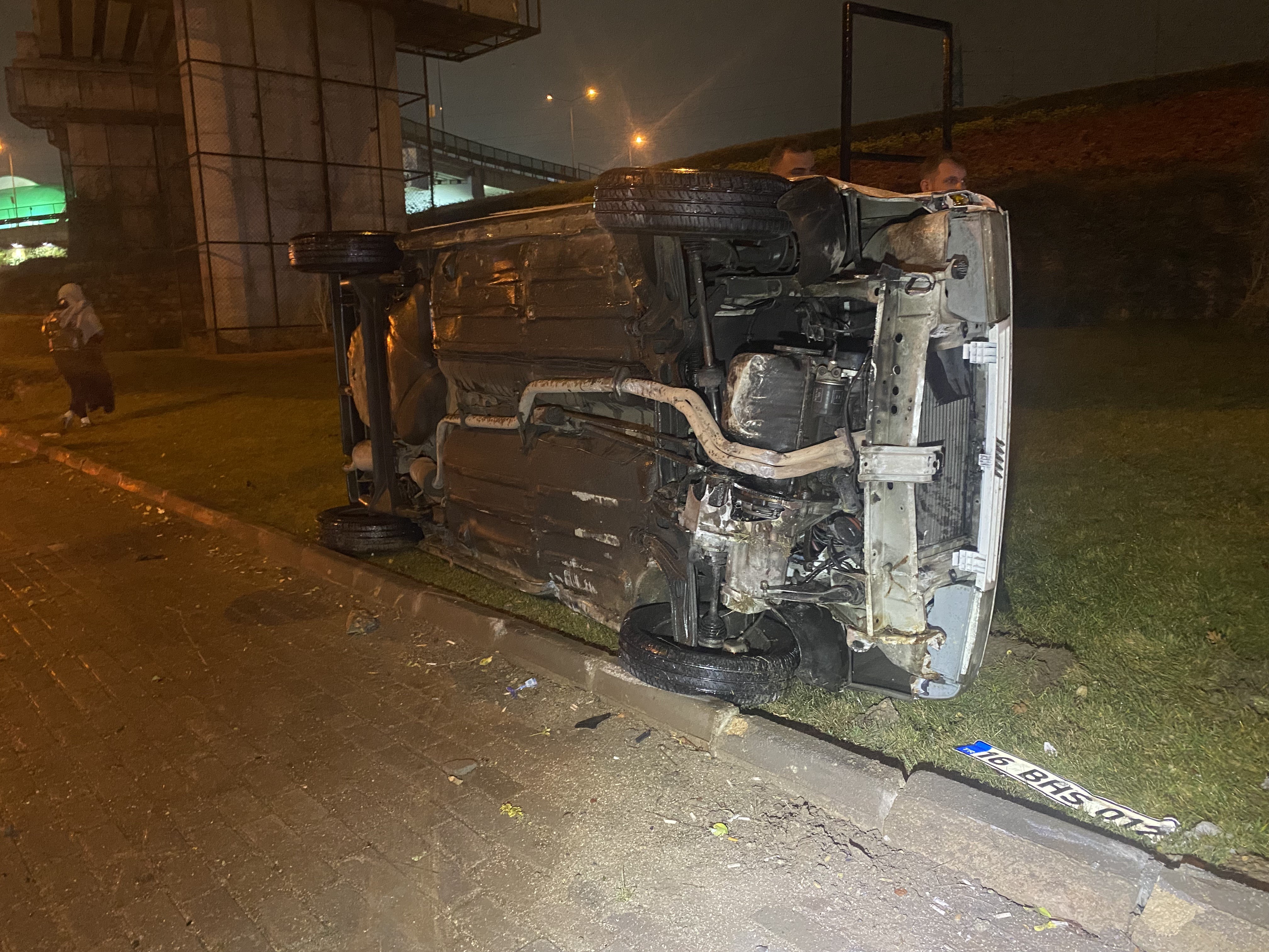 Faciadan Dönülen Anlar Takla Atan Otomobilden Burnu Bile Kanamadan Çıktı (5)